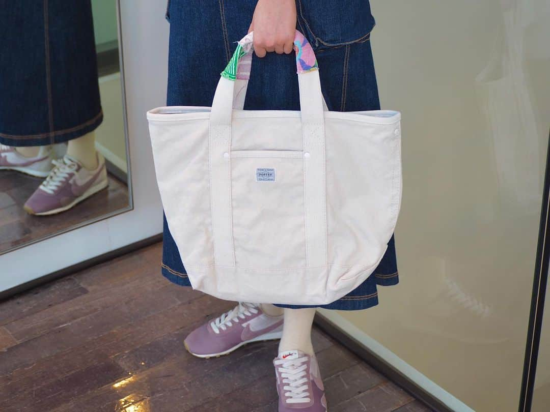 B JIRUSHI YOSHIDAさんのインスタグラム写真 - (B JIRUSHI YOSHIDAInstagram)「【Recommend item】 〈fennica×PORTER×B印 YOSHIDA〉 “Rag Handle Tote M” ・ 持ち手にフィンランド製デッドストックのプリント生地を補強布としてしっかりとステッチ留めを施した、トートバッグ。 ・ 長く使い込んだものをハンドメイドでリメイクしたかのような、アンティークの雰囲気を醸し出す逸品に仕上がりました。 ・ 素材には、ストーンバイオウォッシュ加工を施した4号キャンバスを表地に、内装にはナイロンを内貼りし強度をプラス。 ・ キャンバス特有のざっくりとした風合いだけでなく、年月を経たような愛着のある風合いを楽しめます。特殊な洗い加工によって得られる真鍮パーツのあたりもポイントに。 ・ サイドの縫製には、三次元的な作業を可能にするポストミシンを使用。 ・ 縫製には5番という太めの糸を上糸に用い、ステッチ幅にもこだわりました。 ・ これからのシーズンにぴったりなキャンバストートバッグ。男性女性問わずお使いいただけます。 ・ COLOR:WHITE,KHAKI,NAVY,BLACK ¥26,000+TAX  #bjirushiyoshida #B印YOSHIDA #代官山 #daikanyama #TOKYO #BEAMS #ビームス #yoshidakaban #吉田カバン #ポーター  #porter #비지루시요시다 #도쿄 #다이칸야마 #빔스 #빔즈 #포터 #데일리룩 #지갑 #b印yoshidalineup #fennica」2月24日 19時07分 - bjirushiyoshida