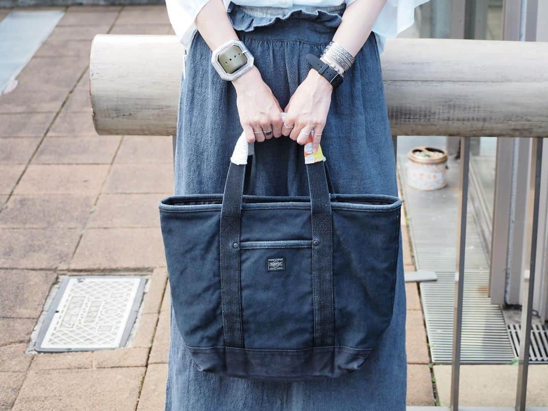 B JIRUSHI YOSHIDAさんのインスタグラム写真 - (B JIRUSHI YOSHIDAInstagram)「【Recommend item】 〈fennica×PORTER×B印 YOSHIDA〉 “Rag Handle Tote M” ・ 持ち手にフィンランド製デッドストックのプリント生地を補強布としてしっかりとステッチ留めを施した、トートバッグ。 ・ 長く使い込んだものをハンドメイドでリメイクしたかのような、アンティークの雰囲気を醸し出す逸品に仕上がりました。 ・ 素材には、ストーンバイオウォッシュ加工を施した4号キャンバスを表地に、内装にはナイロンを内貼りし強度をプラス。 ・ キャンバス特有のざっくりとした風合いだけでなく、年月を経たような愛着のある風合いを楽しめます。特殊な洗い加工によって得られる真鍮パーツのあたりもポイントに。 ・ サイドの縫製には、三次元的な作業を可能にするポストミシンを使用。 ・ 縫製には5番という太めの糸を上糸に用い、ステッチ幅にもこだわりました。 ・ これからのシーズンにぴったりなキャンバストートバッグ。男性女性問わずお使いいただけます。 ・ COLOR:WHITE,KHAKI,NAVY,BLACK ¥26,000+TAX  #bjirushiyoshida #B印YOSHIDA #代官山 #daikanyama #TOKYO #BEAMS #ビームス #yoshidakaban #吉田カバン #ポーター  #porter #비지루시요시다 #도쿄 #다이칸야마 #빔스 #빔즈 #포터 #데일리룩 #지갑 #b印yoshidalineup #fennica」2月24日 19時07分 - bjirushiyoshida