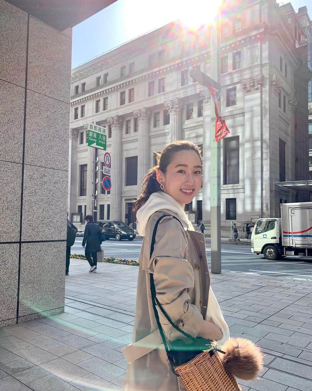 松原汐織のインスタグラム：「♡ お仕事前の主人とデート👦🏻💗 ・ 先日買い物に行った際に選んでくれた @nike のハイカットのスニーカー(３枚目📸)を履きました👟 自分では選ばないタイプのスニーカーなので、新鮮✨ ・ 主人のクローゼットからお洋服を借りることもあるのですが、自分の幅が広がっていくのも楽しくて❤️ 「あーもう着たい服がないー😨」という症状(いっぱい持っているのに、、この症状アルアルですよね？🤫)も一旦落ち着くのも有り難い限り。 ミニマリストへの道はいつになることやら🤪笑 ・ #OOTD #coordinate  Coat / @burberry #burberry  Top / @cohan_cotton #cohan  Jeans / @the_newhouse #thenewhouse  Bag / @aquagirl_official #aquagirl Sneakers / @nike #nike #vandalised」