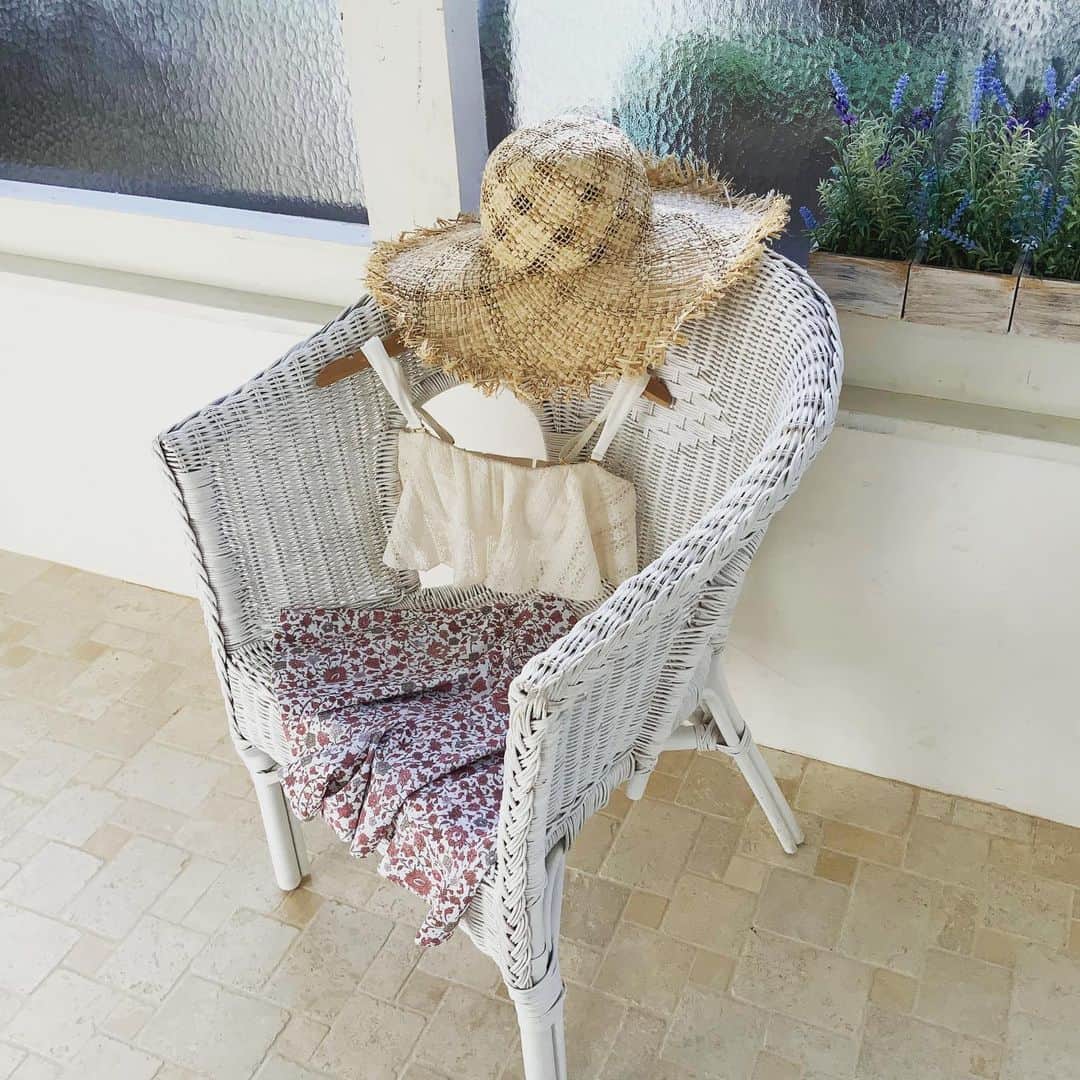 のインスタグラム：「Lace and Flower💗 . . ほんのり優しいカラーの レースと小花柄で作る 愛されコーデ✨ . #peakpine」