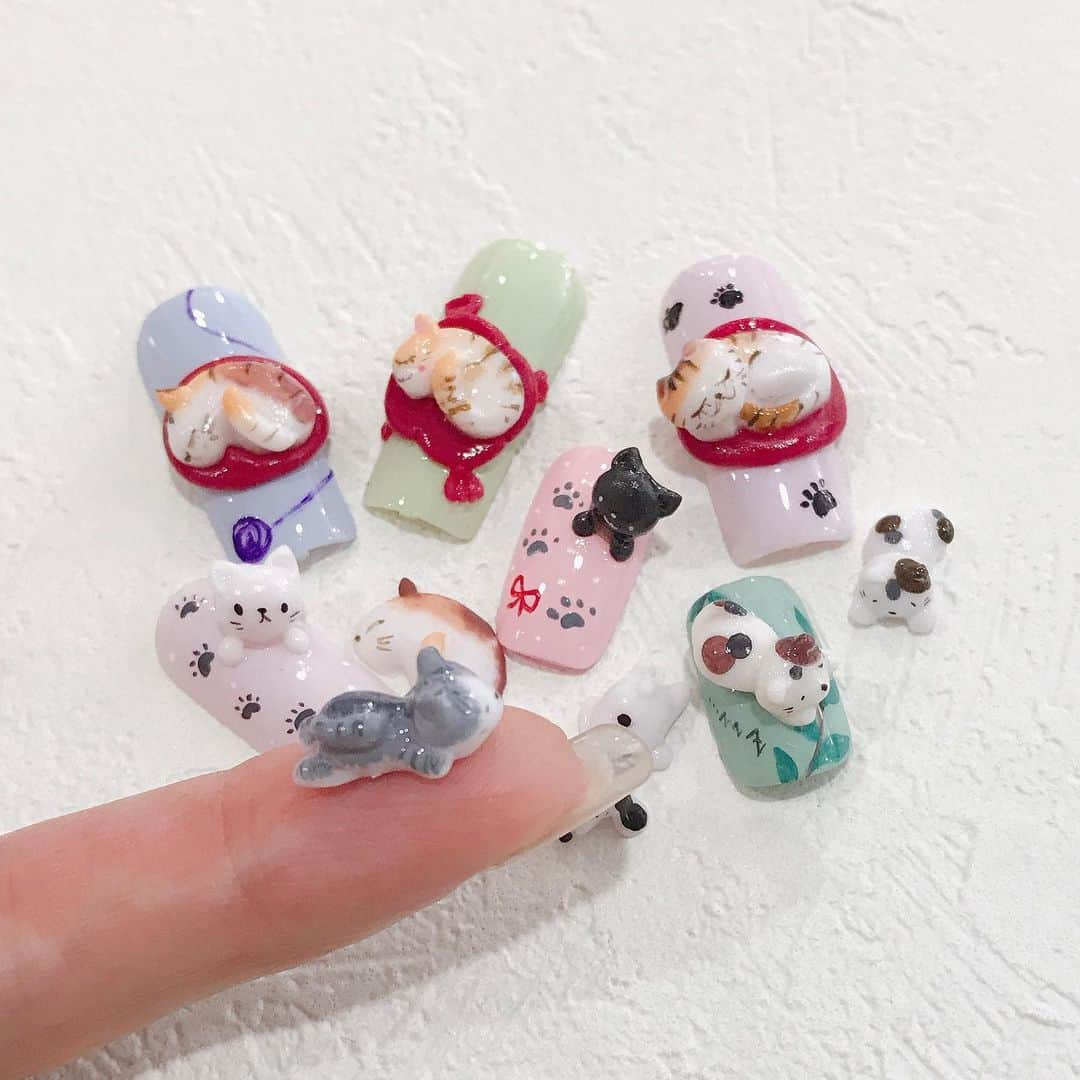 なかやまちえこさんのインスタグラム写真 - (なかやまちえこInstagram)「ネコチャン🐈⠀ 2020.02.24 nailschool tricia⠀ 次回ネイリスト検定1級アート⠀ ＊生徒さんみんな上手でperfect‼︎でした✨✨tricia校長の牧先生と一緒に授業させていただきました😌🙏💓牧先生はスクール時代の先輩で、初めて働いたネイルサロンも同じで、その後triciaと、ネイル始めてからずっとご一緒させて頂いているのですが、すごく優しくて、技術も教えるのも上手で、久々に授業ご一緒させていただいて、改めてすごさを実感しました…！わたしも頑張ります！！検定受験される生徒さんみなさんもがんばりましょ！応援してます📣！😊😊😊⠀ （写真にいる犬は休憩時間に作ってました。検定は関係ないです💦）　#nail #nails #nailart #ネイル #美甲 #ネイルアート  #clou #nagel #ongle #ongles #unghia #japanesenailart #manucure #네일 #젤네일 #네일아트 #네일리스트 #japanesenails #manicurist #gelnails #أظافر #tricia #nailschool #ネイルスクール #トリシア #表参道 #ネイルスクールトリシア #ネイルスクールtricia @nailschooltricia @sachiyo_maki」2月24日 19時19分 - chiekonakayama