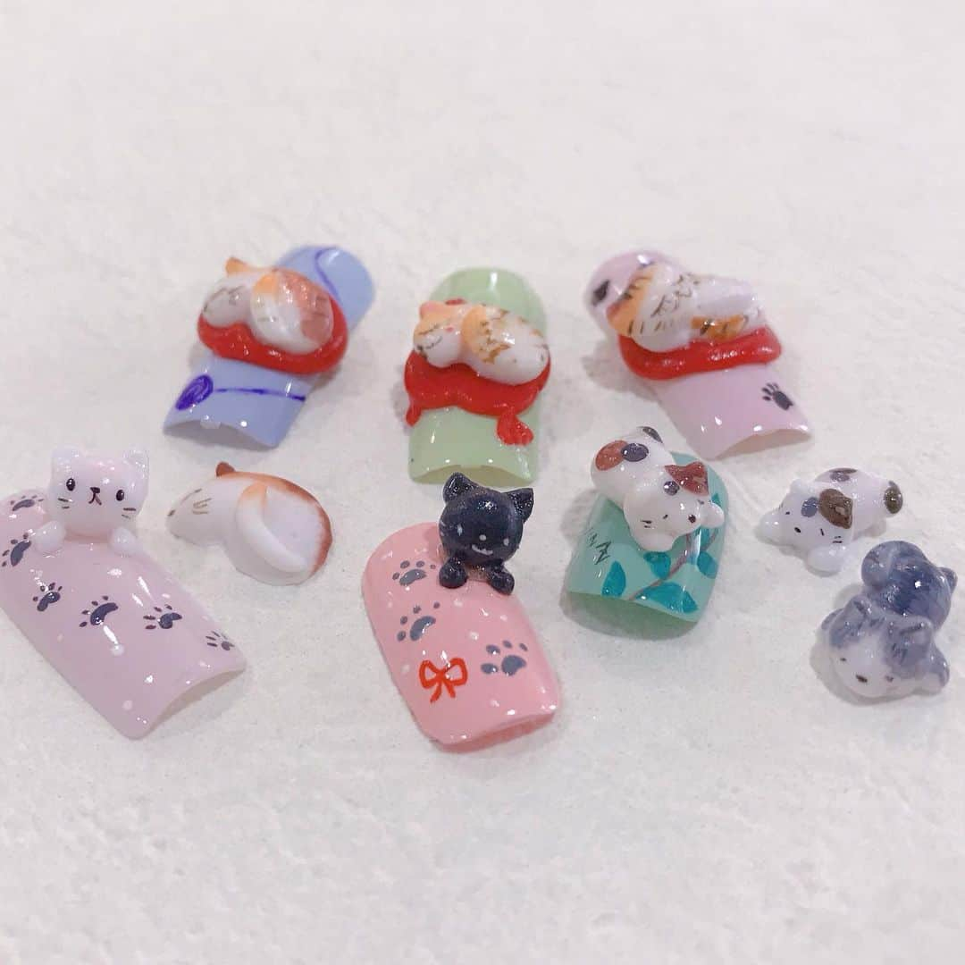 なかやまちえこさんのインスタグラム写真 - (なかやまちえこInstagram)「ネコチャン🐈⠀ 2020.02.24 nailschool tricia⠀ 次回ネイリスト検定1級アート⠀ ＊生徒さんみんな上手でperfect‼︎でした✨✨tricia校長の牧先生と一緒に授業させていただきました😌🙏💓牧先生はスクール時代の先輩で、初めて働いたネイルサロンも同じで、その後triciaと、ネイル始めてからずっとご一緒させて頂いているのですが、すごく優しくて、技術も教えるのも上手で、久々に授業ご一緒させていただいて、改めてすごさを実感しました…！わたしも頑張ります！！検定受験される生徒さんみなさんもがんばりましょ！応援してます📣！😊😊😊⠀ （写真にいる犬は休憩時間に作ってました。検定は関係ないです💦）　#nail #nails #nailart #ネイル #美甲 #ネイルアート  #clou #nagel #ongle #ongles #unghia #japanesenailart #manucure #네일 #젤네일 #네일아트 #네일리스트 #japanesenails #manicurist #gelnails #أظافر #tricia #nailschool #ネイルスクール #トリシア #表参道 #ネイルスクールトリシア #ネイルスクールtricia @nailschooltricia @sachiyo_maki」2月24日 19時19分 - chiekonakayama