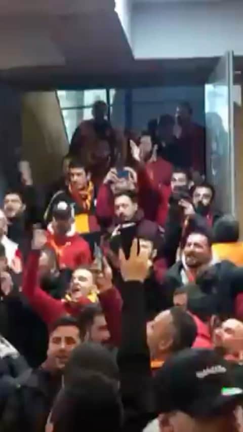 ディディエ・ドログバのインスタグラム：「Gunaydin Aslanlar 🦁💛❤️🔥🔥🔥 Repost from @galatasaray」