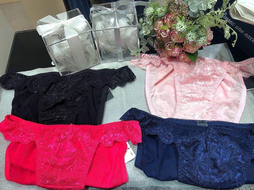 Ravijour札幌4丁目プラザ店のインスタグラム：「#onsale  SHINE LACE WRAP 単品サニタリーショーツ ¥2,790+TAX のご紹介です🙋🏼‍♀️✨✨ 詳しくはブログ更新したのでTOPから飛んでご覧下さい🤗  #ravijourstaff  #ravijourofficial  #ravijoursapporo  #ラヴィジュール」