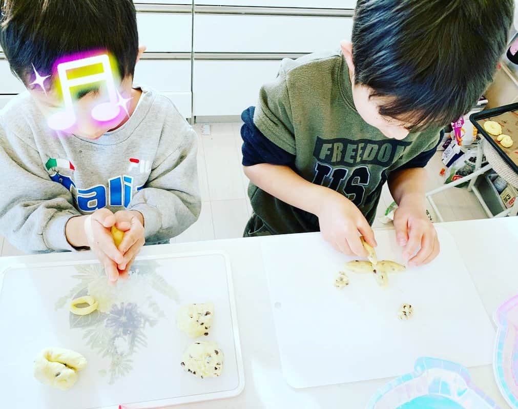 杉浦太陽さんのインスタグラム写真 - (杉浦太陽Instagram)「男子たちもお菓子作り🍪  自分たちで作ったお菓子は、 また違うよね〜〜(^^) 待ちわびながら、美味しそうに食べてました！  @sugiurataiyou_official  #お菓子作り #いつもはノアが毎日のように作ってくれてます＾＾ #男子たちも作りましょ #楽しそうに(^^) #ホント #美味しく出来ました〜！」2月24日 19時24分 - sugiurataiyou_official
