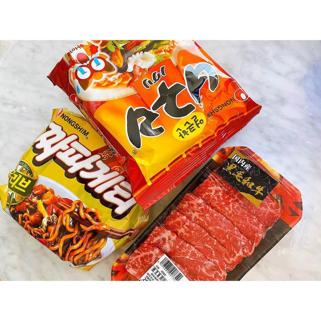 渡辺知夏子さんのインスタグラム写真 - (渡辺知夏子Instagram)「いま！話題の #チャパグリ  味が気になってたんだけど、流石話題なだけあって、たまたま道で売ってたから作ってみた👩‍🍳✨ . . 牛肉は韓牛に近い方がいいかなと思って、焼肉用の和牛モモにした！ . 麺2つとかやく2つをまとめて茹でます。 早め4分であげます。 正確には3分50秒くらいであげます。 モチっとした麺だから固めであげないとあとでベチャッとしそう( °_° ) ざるでしっかり湯切りをする。 . ニンニク刻みと牛脂でお肉を焼いておきます。塩で下味つけます。 . 麺と粉スープ2つ合わせて炒め合わせます。 青ネギ入れたくなったので、刻んだ青ネギ足しました。 そして、添付のオリーブオイルだけでは足りない感じしたので自分のオリーブオイル少し足しました。 . . ピリ辛なんだけど紅しょうがも合うよ👍 . . インスタントピリ辛焼きそば って感じで想像通りの味だった😆w たこ焼きみたいな感じで何人かでおやつで食べたい感じかなぁ✨ . . #チャパグリ #作ってみた #2人前  #自動的に2人前  #牛肉チャパグリ #韓国グルメ #パラサイト  #パラサイト半地下の家族  #韓国グルメ #cooking #lunch #おやつ飯  #インスタント焼きそば  #ジャージャー麺 #チャパゲティ #ノグリ  #ジャンク飯  #映画飯　#乾麺」2月24日 19時29分 - chikako_724