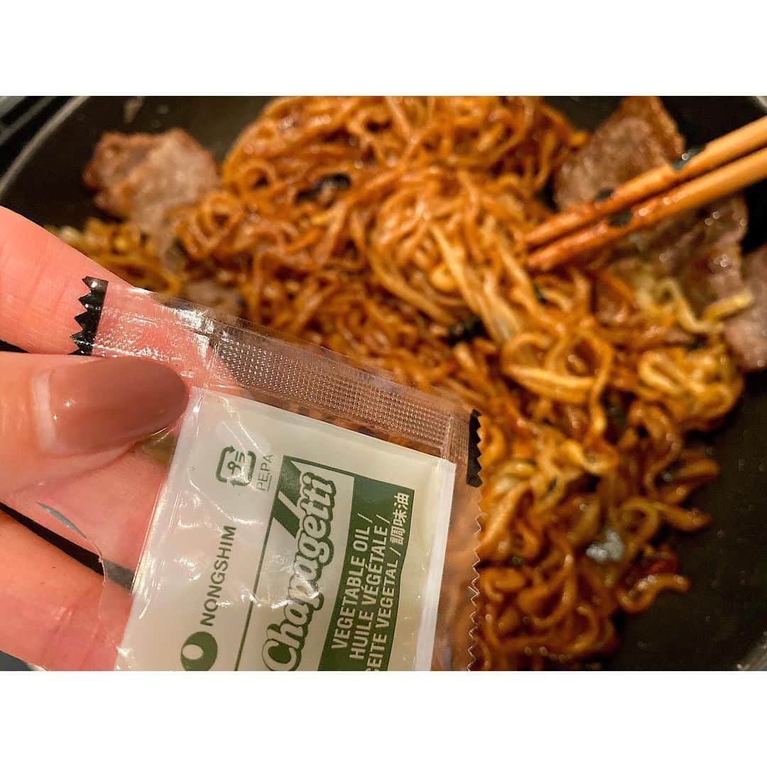 渡辺知夏子さんのインスタグラム写真 - (渡辺知夏子Instagram)「いま！話題の #チャパグリ  味が気になってたんだけど、流石話題なだけあって、たまたま道で売ってたから作ってみた👩‍🍳✨ . . 牛肉は韓牛に近い方がいいかなと思って、焼肉用の和牛モモにした！ . 麺2つとかやく2つをまとめて茹でます。 早め4分であげます。 正確には3分50秒くらいであげます。 モチっとした麺だから固めであげないとあとでベチャッとしそう( °_° ) ざるでしっかり湯切りをする。 . ニンニク刻みと牛脂でお肉を焼いておきます。塩で下味つけます。 . 麺と粉スープ2つ合わせて炒め合わせます。 青ネギ入れたくなったので、刻んだ青ネギ足しました。 そして、添付のオリーブオイルだけでは足りない感じしたので自分のオリーブオイル少し足しました。 . . ピリ辛なんだけど紅しょうがも合うよ👍 . . インスタントピリ辛焼きそば って感じで想像通りの味だった😆w たこ焼きみたいな感じで何人かでおやつで食べたい感じかなぁ✨ . . #チャパグリ #作ってみた #2人前  #自動的に2人前  #牛肉チャパグリ #韓国グルメ #パラサイト  #パラサイト半地下の家族  #韓国グルメ #cooking #lunch #おやつ飯  #インスタント焼きそば  #ジャージャー麺 #チャパゲティ #ノグリ  #ジャンク飯  #映画飯　#乾麺」2月24日 19時29分 - chikako_724