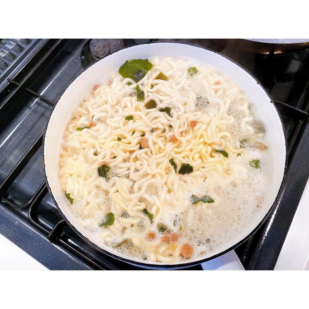 渡辺知夏子さんのインスタグラム写真 - (渡辺知夏子Instagram)「いま！話題の #チャパグリ  味が気になってたんだけど、流石話題なだけあって、たまたま道で売ってたから作ってみた👩‍🍳✨ . . 牛肉は韓牛に近い方がいいかなと思って、焼肉用の和牛モモにした！ . 麺2つとかやく2つをまとめて茹でます。 早め4分であげます。 正確には3分50秒くらいであげます。 モチっとした麺だから固めであげないとあとでベチャッとしそう( °_° ) ざるでしっかり湯切りをする。 . ニンニク刻みと牛脂でお肉を焼いておきます。塩で下味つけます。 . 麺と粉スープ2つ合わせて炒め合わせます。 青ネギ入れたくなったので、刻んだ青ネギ足しました。 そして、添付のオリーブオイルだけでは足りない感じしたので自分のオリーブオイル少し足しました。 . . ピリ辛なんだけど紅しょうがも合うよ👍 . . インスタントピリ辛焼きそば って感じで想像通りの味だった😆w たこ焼きみたいな感じで何人かでおやつで食べたい感じかなぁ✨ . . #チャパグリ #作ってみた #2人前  #自動的に2人前  #牛肉チャパグリ #韓国グルメ #パラサイト  #パラサイト半地下の家族  #韓国グルメ #cooking #lunch #おやつ飯  #インスタント焼きそば  #ジャージャー麺 #チャパゲティ #ノグリ  #ジャンク飯  #映画飯　#乾麺」2月24日 19時29分 - chikako_724