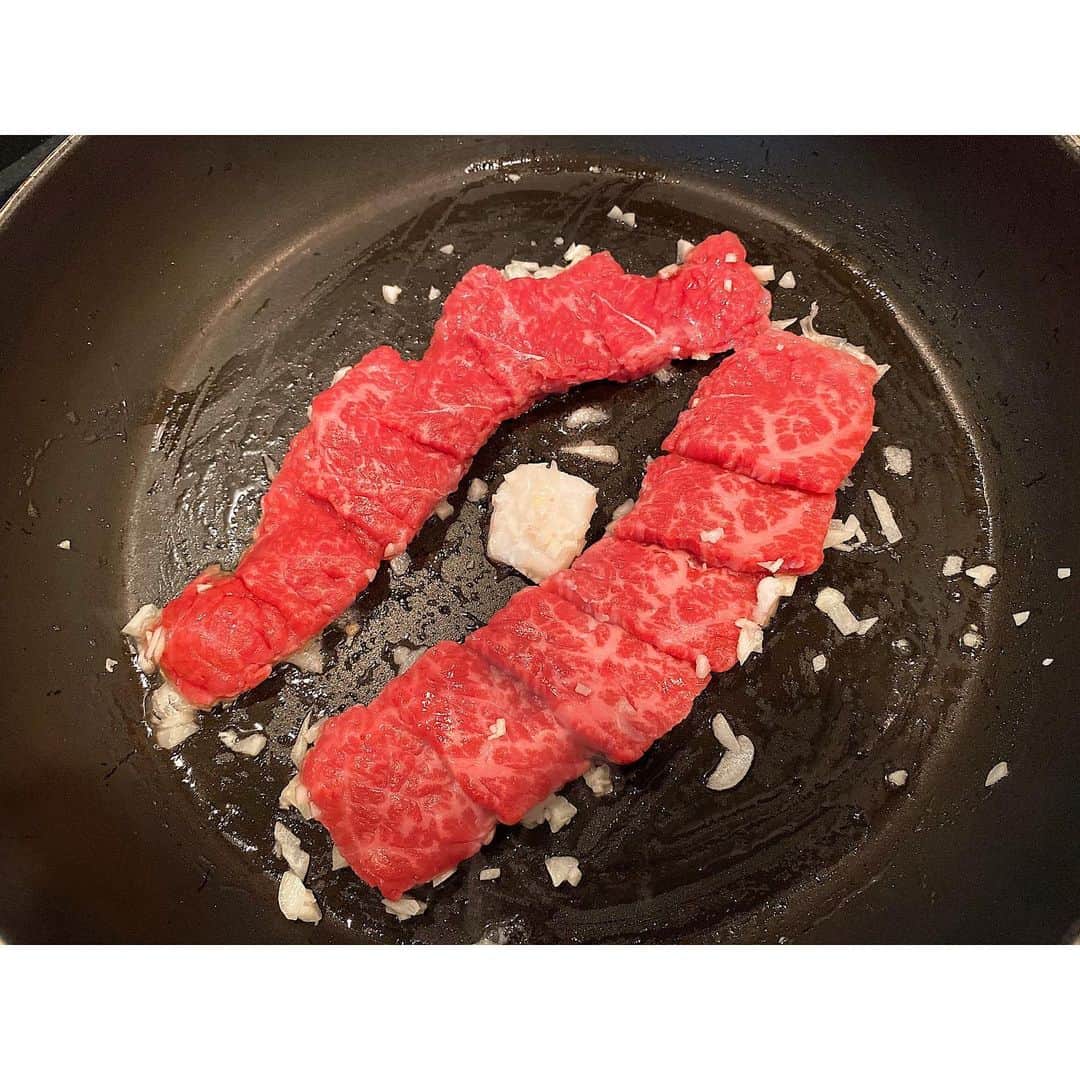 渡辺知夏子さんのインスタグラム写真 - (渡辺知夏子Instagram)「いま！話題の #チャパグリ  味が気になってたんだけど、流石話題なだけあって、たまたま道で売ってたから作ってみた👩‍🍳✨ . . 牛肉は韓牛に近い方がいいかなと思って、焼肉用の和牛モモにした！ . 麺2つとかやく2つをまとめて茹でます。 早め4分であげます。 正確には3分50秒くらいであげます。 モチっとした麺だから固めであげないとあとでベチャッとしそう( °_° ) ざるでしっかり湯切りをする。 . ニンニク刻みと牛脂でお肉を焼いておきます。塩で下味つけます。 . 麺と粉スープ2つ合わせて炒め合わせます。 青ネギ入れたくなったので、刻んだ青ネギ足しました。 そして、添付のオリーブオイルだけでは足りない感じしたので自分のオリーブオイル少し足しました。 . . ピリ辛なんだけど紅しょうがも合うよ👍 . . インスタントピリ辛焼きそば って感じで想像通りの味だった😆w たこ焼きみたいな感じで何人かでおやつで食べたい感じかなぁ✨ . . #チャパグリ #作ってみた #2人前  #自動的に2人前  #牛肉チャパグリ #韓国グルメ #パラサイト  #パラサイト半地下の家族  #韓国グルメ #cooking #lunch #おやつ飯  #インスタント焼きそば  #ジャージャー麺 #チャパゲティ #ノグリ  #ジャンク飯  #映画飯　#乾麺」2月24日 19時29分 - chikako_724