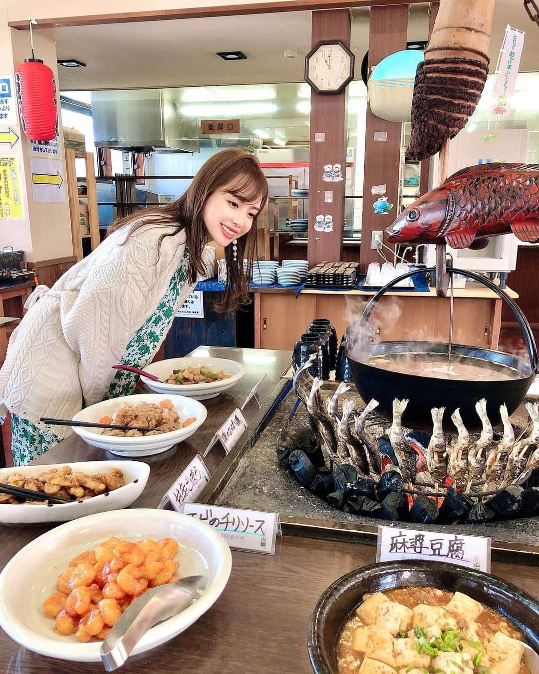 Aoiさんのインスタグラム写真 - (AoiInstagram)「大好きな道の駅♡ 奥津温泉には田舎料理バイキングが❣️ なんとこのボリュームで1300円😚 スワイプして全部みてね😆 観光客の方のみならず、地元の方にも愛されているようで、オープン前に撮影させて頂いたのですが、オープンと同時にお客さんが沢山いらっしゃいました😳 バイキングでも頂ける田舎カレーもとっても美味しかった❤️ . . .. #岡山県#鏡野町#旅行#女子旅#グルメ#岡山グルメ#オススメスポット#レジャー#休日#PR#ひとり旅#デート#奥津温泉#道の駅#田舎カレー#バイキング#食べ放題#グルメ#ご当地グルメ#tabijyo#tabippo#tabigenic#tabimuse #インスタ映え」2月24日 19時43分 - aoioa