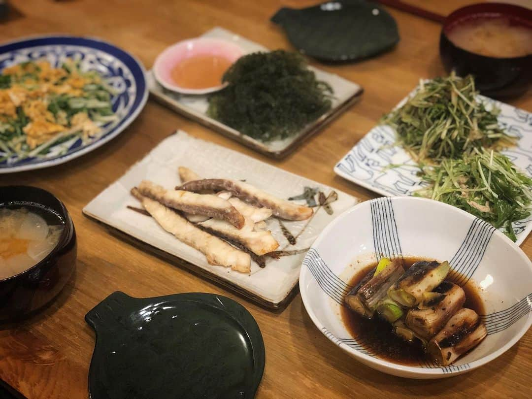 平田薫さんのインスタグラム写真 - (平田薫Instagram)「一昨日の水菜ナムル、昨日の水菜サラダ、水菜の卵炒め。水菜祭り。安かったんだもん。 卵炒めは夫担。 タイのあら、といっても骨だらけだけどほぼ身なので塩焼きにしました。(少し味噌汁に) 骨だらけだけど、美味しい。けど骨だらけ🦴 えのきはまた明日。  #かおる食堂 #水菜#3袋100円#激安 #一昨日も昨日も今日も水菜 #海ぶどう#下仁田葱 #タイの骨まみれ#美味しいけど#今度はちゃんと身を買う#そう心に決めた#安いとつい#買ってしまうんだ」2月24日 19時54分 - hiratakaoru1215