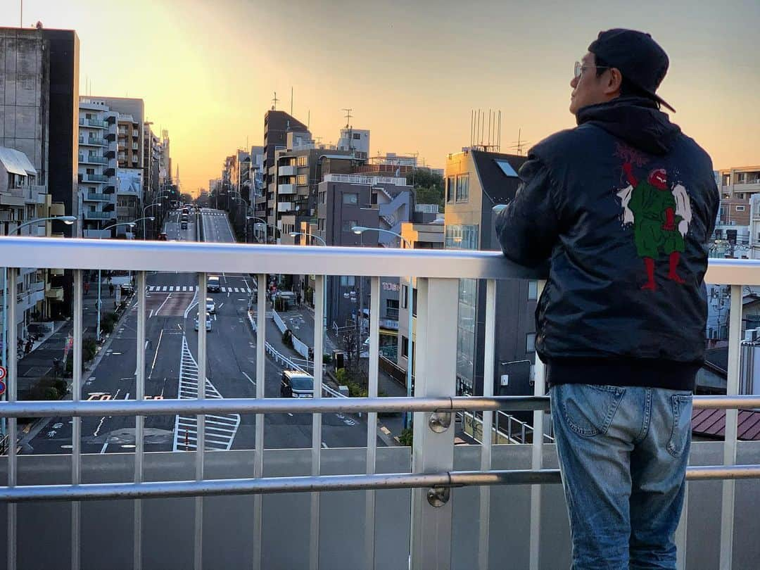 井浦新さんのインスタグラム写真 - (井浦新Instagram)「MIGHTRY近くの 夕映え時に歩きたくなる場所 #MIGHTRY #elnest  #elnestcreativeactivity  #ktma1 #鴉天狗 #刺繍」2月24日 19時46分 - el_arata_nest