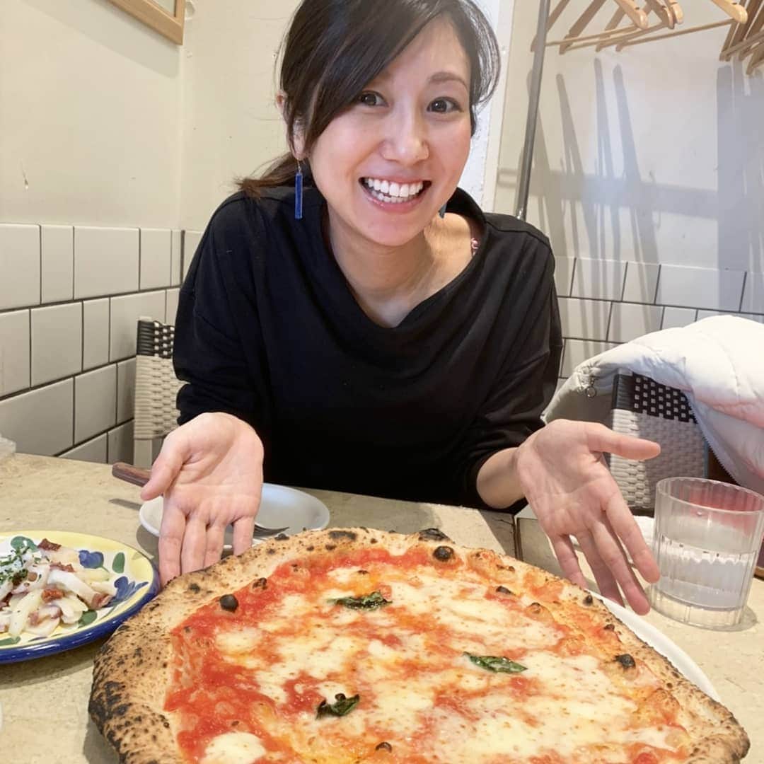 酒井千佳さんのインスタグラム写真 - (酒井千佳Instagram)「* 最近ピザが好きすぎて ２日連続ピザしちゃった。  ダミケーレのピザ大きい！  久しぶりの長崎まゆこちゃんと。  数年ぶりだったけど相変わらずパワフル。 子どもくんもかわいかったー！  #ピザランチ #🍕 #ダミケーレ #ピザ好き  #濃い味好き」2月24日 19時53分 - sakaichikaaaa