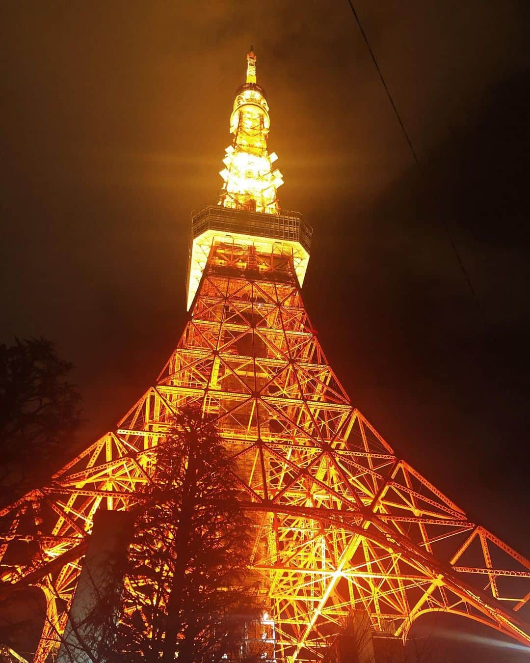 花井瑠美のインスタグラム：「🌙 ・ 言われたいことを言ってくれるより、 言われたくないことを言わないでおいてくれたり、 して欲しいことをしてもらうより、 して欲しくないことをしないままでいてくれてる方が、  遥かに難しく気が付きにくい優しさと愛。 "ありがとう"が本当は沢山隠されてる。  #ありのまま #hanaiworld」