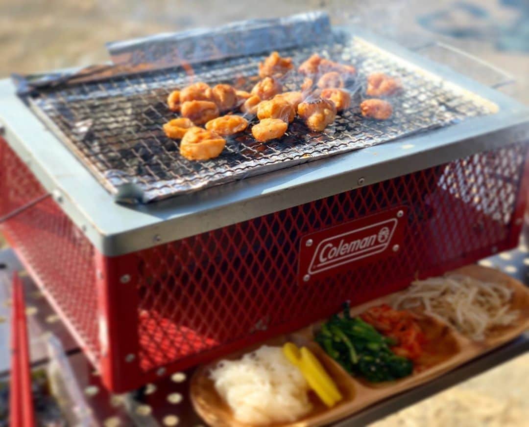 Coleman Japanのインスタグラム：「やっぱり炭火が美味しい🥩 使いやすいテーブルトップグリルは、二人キャンプにちょうど良いサイズ💕 ・ 📷：@enmt.campさん 素敵なお写真ありがとうございました✨ ・ ━━━━━━━━━━━━━━━━━ #私のコールマン や #私のコールマンレシピ を付けて投稿して頂いた中から素敵なお写真は、コールマン公式SNSでご紹介させて頂きます♪ ━━━━━━━━━━━━━━━━━ ・ ・ ・ #灯そうColeman #灯そうコールマン #灯そう #Coleman #コールマン #Tent #テント #Camp #キャンプ #Outdoor #アウトドア #バーベキュー #BBQ #炭火 #テーブルトップグリル」