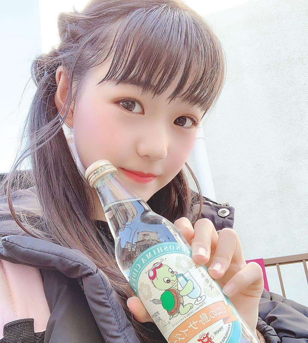 樋口音姫のインスタグラム：「鎌倉散策　その2 ・ 食べ歩きした美味しいものたち♡♡ ・ 鎌倉サイダー♡ ・ いちご飴🍓 ・ ゴーダチーズハムのクレープ♡ ・ 焼き立ての醤油せんべい🍘 ・ 大きなたこせんべい🐙 ・ わらび餅♡ ・ 大満足でした(●´ω`●)💕 ・ ・ #鎌倉食べ歩き  #鎌倉  #鎌倉グルメ #鎌倉観光 #鎌倉サイダー #コクリコクレープ #いちご飴 #小町通り #プラチナムプロダクション #platinumproduction #シブサンプロジェクト #樋口音姫」