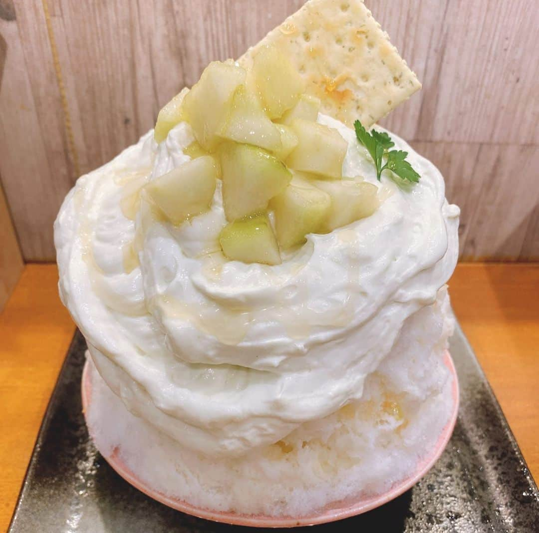 早田悠里子さんのインスタグラム写真 - (早田悠里子Instagram)「大好きなかき氷屋さんまとめ🥰🍧 パート2  1,2枚目　氷屋ぴぃす バレンタインシーズンだったから可愛いハート型のかき氷🍓中にいちごジュレたくさん入ってて美味しかった🍧💕 ＊ 3枚目　厨otonaくろぎ @kuriya.otona  甘酒のかき氷☺️🍧濃厚系が多くてサイズも大きいから友達と行くのもおすすめ！ ＊ 4枚目ひみつ堂 さすが食べログランキング1位😳✨ フルーツソースにめちゃくちゃこだわってるから、最初はフルーツ系を食べるのがおすすめ🥰 ＊ 5,6枚目 パーラーvinefru @parlor_vinefru  ブルーチーズエスプーマのかき氷とか珍しいものも多いけどクセになる味🤤パンケーキもある🥰  #東京かき氷 #こおりやぴぃす #ひみつ堂 #厨otonaくろぎ #parlorvinefru銀座 #かきごおりすと #かきごーらー」2月24日 20時01分 - yurikohayata