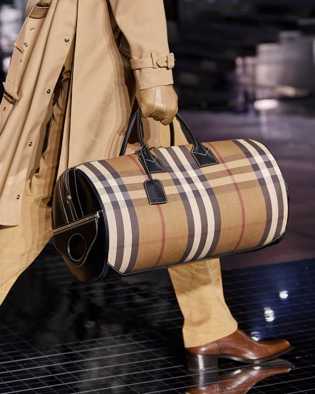 Burberryさんのインスタグラム写真 - (BurberryInstagram)「Seen on the #BurberryAutumnWinter20 runway, our structured holdall bag with archival Vintage check against a #BurberryBeige palette . #BurberryShow #LFW」2月24日 20時05分 - burberry