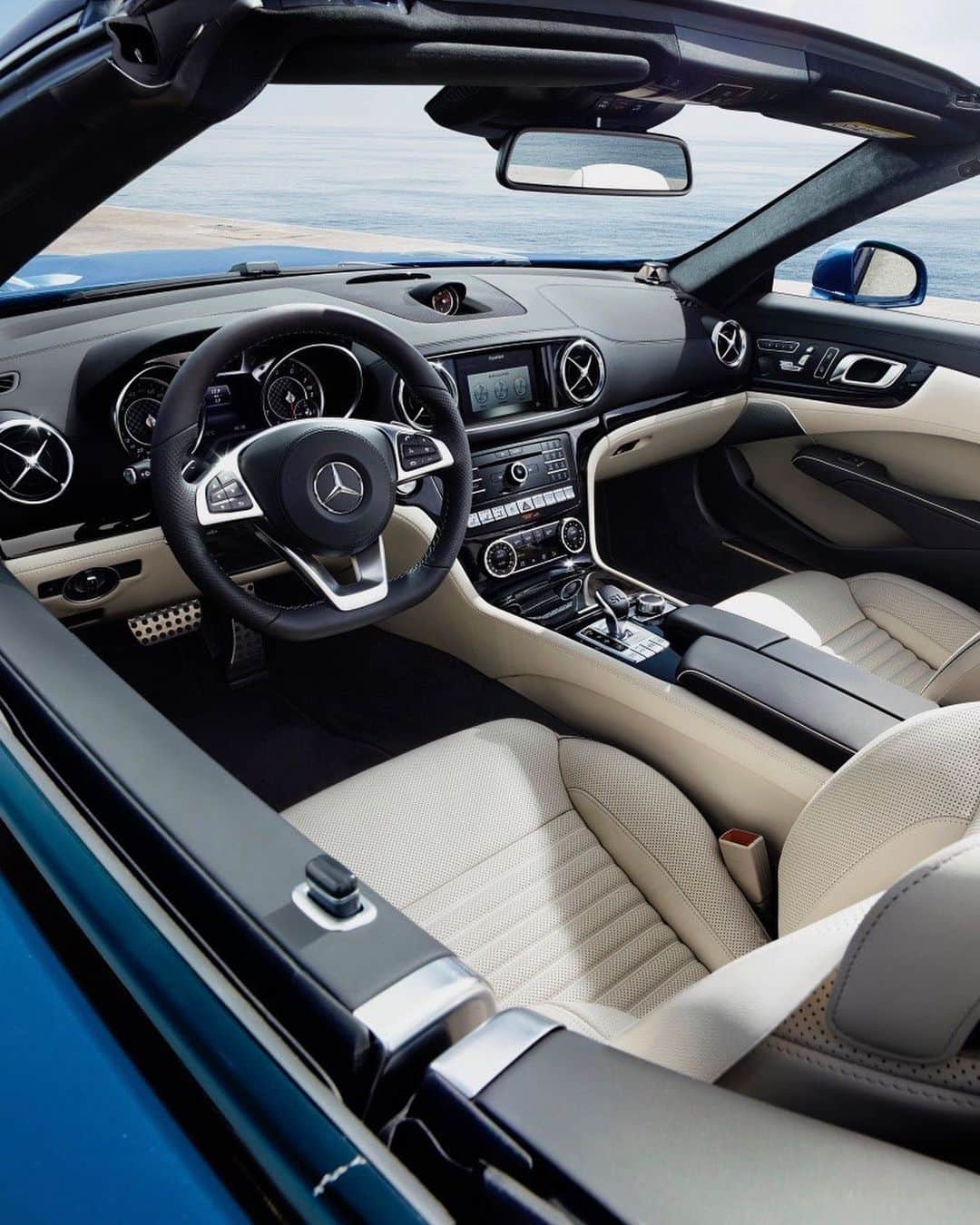 メルセデス・ベンツさんのインスタグラム写真 - (メルセデス・ベンツInstagram)「Elegance meets sportiness with the Mercedes-Benz SL. An elegant roadster for relaxed, comfortable cruising or a dynamic coupé for sporty cornering.  #MercedesBenz #MB #daimler #SL #thebestornothing #instacar #dreamcar #car」2月24日 20時06分 - mercedesbenz