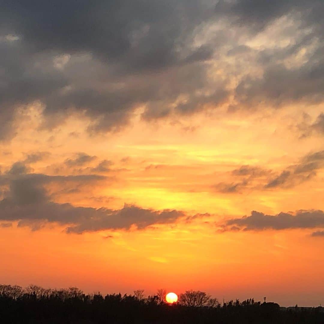 南壽あさ子さんのインスタグラム写真 - (南壽あさ子Instagram)「週末旅の一枚。見事な夕焼けでした。 今日はレコーディング！ とても良いものが出来ていると思います。 早くも、みなさんの耳に届くのを心待ちにしています。  #夕焼け #夕焼け空 #レコーディング #sunset #sunset_pics #recording #晚霞 #beautifullandscape」2月24日 20時07分 - nasuasaco