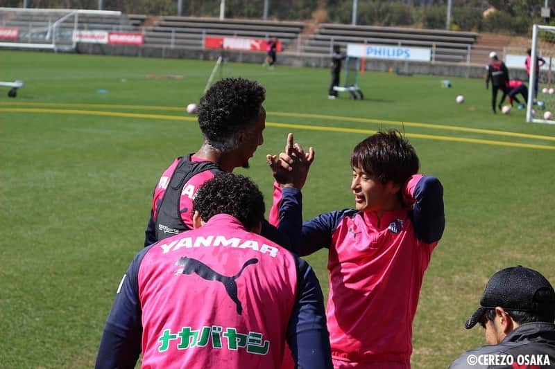 セレッソ大阪さんのインスタグラム写真 - (セレッソ大阪Instagram)「・ 今日はルーカス選手の誕生日！ 練習後、ルーカス選手が捕まって… チームメイトに小麦粉で盛大に祝われていました😳 ・ あれ、ほかにも粉まみれの選手が…笑 とても嬉しそうなルーカス選手でした！  #ルーカスミネイロ ‪#cerezo #セレッソ大阪 #SakuraSpectacle」2月24日 20時10分 - cerezo_osaka