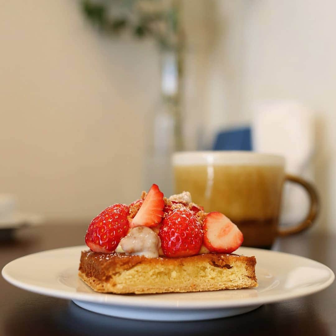 く～さんのインスタグラム写真 - (く～Instagram)「国立へ。 昼食後コーヒーとデザート求めてこちらへ🍓 イチゴタルトとプリンいただきまーす。  相変わらず美味しい😋 #カフェ #カフェ部 #カフェ巡り #デザート #おやつ #タルト #イチゴタルト #東京カフェ #コーヒー #国立 #中央線が好きだ #cafe #cafelover #coffee #strawberry #dessert #delicious #yummy #foodphotography #igersjp #tokyocafe」2月24日 20時14分 - cafecafecoo