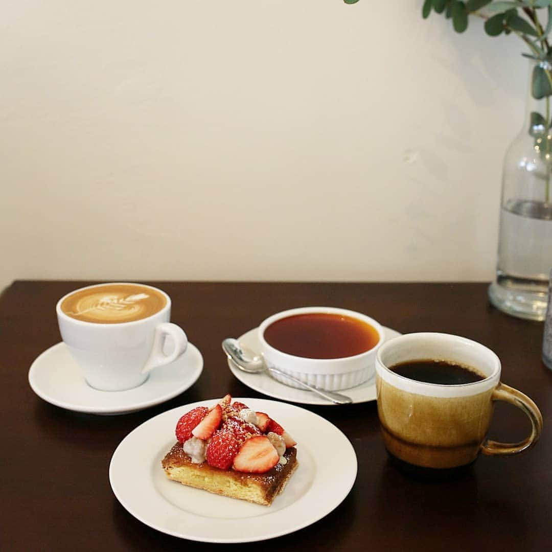 く～さんのインスタグラム写真 - (く～Instagram)「国立へ。 昼食後コーヒーとデザート求めてこちらへ🍓 イチゴタルトとプリンいただきまーす。  相変わらず美味しい😋 #カフェ #カフェ部 #カフェ巡り #デザート #おやつ #タルト #イチゴタルト #東京カフェ #コーヒー #国立 #中央線が好きだ #cafe #cafelover #coffee #strawberry #dessert #delicious #yummy #foodphotography #igersjp #tokyocafe」2月24日 20時14分 - cafecafecoo