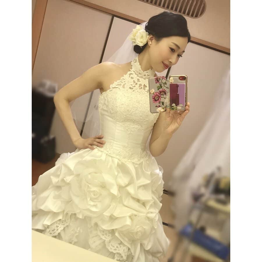 海隼人（有馬佐織）さんのインスタグラム写真 - (海隼人（有馬佐織）Instagram)「昨日のお仕事終わりに、 ⛪️スタッフさんにちゃちゃっと撮って頂いたやつ😽 照明と背景がいー感じに盛ってくれた 🙌 ・ 3枚目久々のホルターネックドレス👗 正面撮ってもらい忘れちゃったので、自撮りにて🤳 フラメンコ踊れそうな雰囲気💃w ・ ・ #bridalphotos#photography  #ライティング#壁画#ありがたいね#👍 #盛ってくれたw#😆#💃 #weddingdress#dress#👗#ウエディングドレス #ホルターネックドレス#🌹#white#bridalhair #hairarrange#ヘアーアレンジ  #model#記録 #earrings#パールイヤリング #bouquet#カサブランカ#💐 #宝塚og#元宝塚 #海隼人」2月24日 20時16分 - saorimahalo