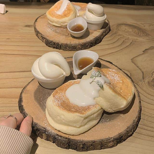 のインスタグラム：「.⠀ 【#uwasa_愛知】⠀ 愛知県・名古屋にある「CafeRob(カフェロブ)」をご紹介🎉✨⠀ CafeRobは、ふわふわのスフレパンケーキとモチモチ食感のタピオカが名物のお洒落カフェです☕️🍰⠀ お写真は、名物のスフレパンケーキ🥞💗⠀ 焼きたてふわふわのパンケーキは、口の中に入れるととろける「ふわしゅわ」食感😋✨⠀ なんとスフレパンケーキには、北海道十勝プレミアムソフトクリームがセットで付いてくるんだとか👀🌟⠀ 濃厚なソフトクリームと、とろけるようなスフレパンケーキは相性抜群ですよ🙆‍♀️👌⠀ ＊⠀ CafeRob👉(@caferob_meieki)⠀ ＊⠀ ↓素敵なアカウントはこちら⠀ [photo by:@73__ari]⠀ ＊⠀ <<✏️=========================>>⠀ グルメに関する素敵なお写真を⠀ 厳選してご紹介しています📷🌈⠀ 【 @uwasa_gourmet 】 or 【 #uwasa 】⠀ をタグ付けであなたの投稿が⠀ Instagramや記事で紹介されちゃうかも👀🎉⠀ 皆さんの素敵なご投稿お待ちしています🌸⠀ <<=========================🔎>>⠀ ＊⠀ #愛知 #愛知カフェ #愛知グルメ #愛知スイーツ #名古屋カフェ #名古屋グルメ #名古屋スイーツ #名駅カフェ #カフェ #カフェ部 #カフェ巡り #スイーツ #パンケーキ #美味しい #ソフトクリーム #おやつ #パンケーキ巡り #ふわふわパンケーキ #パンケーキ食べたい #パンケーキ作り #パンケーキ部 #パンケーキ大好き #アイス #タピオカ #スイーツ好きな人とつながりたい #カフェ好きな人と繋がりたい #グルメ好きな人と繋がりたい #スフレパンケーキ」