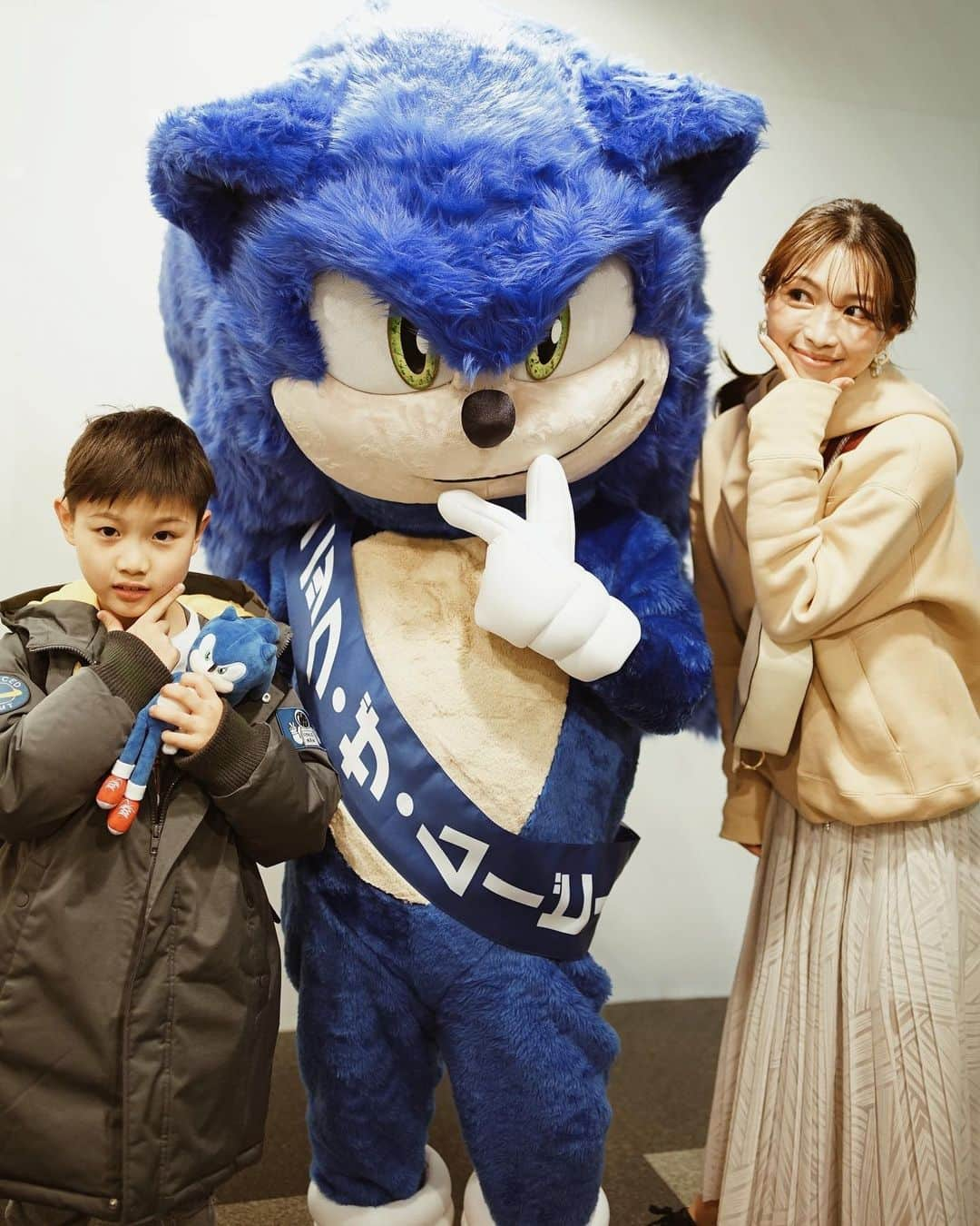 喜田彩子さんのインスタグラム写真 - (喜田彩子Instagram)「﻿ ﻿ 今日は『ソニック ザ・ムービー』親子試写会へ招待していただき、子供達と観てきました🎬﻿ ﻿ ゲームでお馴染みの息子のだーーーいすきな “ソニック”がなんと！！ハリウッドで実写映画化 ❗️﻿ 会場に着くと、まさかのソニックがいて息子の目がキラキラ！写真を撮ってもらえて大興奮だったよ🤩﻿ ﻿ 始まりから笑いで引き込まれ、宇宙最速で走るパワーを持つ青いハリネズミのソニックが、カッコよくてちょっと生意気で、お茶目で素直で可愛かったり、親友との友情にウルウルしたり、子供に教えたい大切なことが学べたり...わかりやすいストーリーで子供が楽しめるのはもちろん、大人もワクワク出来る映画でした🦔💕﻿ ﻿ 6/26(金)公開！！﻿ 家族と、お友達と是非お勧め！！！﻿ ﻿ ﻿ 個人的には悪役のジム・キャリーさんに爆笑させられた😂﻿ #いつも最高﻿ ﻿ ﻿ @sonicmovie_jp ﻿ @paramount_japan﻿ #映画ソニック #おすすめファミリー映画 #今日からキミも親友だ #フレンドシップ #ハイタッチ #ハイファイブ #ソニック #pr #sonic #movie」2月24日 20時28分 - ayacokida