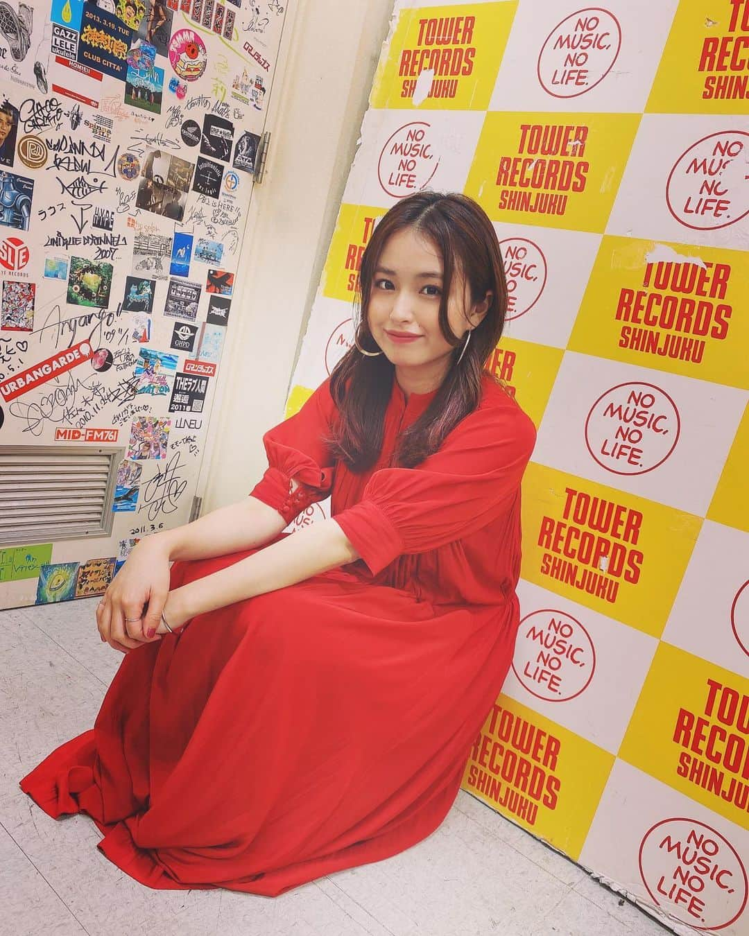 脇田もなりさんのインスタグラム写真 - (脇田もなりInstagram)「2nd Album AHEAD! LP リリースイベント終わりました！！ 新宿、渋谷、錦糸町、全ての会場で沢山のみなさんに聴いていただけて、直接LPを受け取っていただけて嬉しかったです🥰  AHEAD!は私にとっても沢山挑戦して進んで行こうと言う思いで制作したアルバムなので、2年経って改めてこのアルバムがあったから今の私があるんだって思いました！！！ みなさんにとっても大切なLPになりますように。 本当にありがとうございました🤗💕 3月14日に大阪にてラストインストアライブします！！！ HMV&BOOKS SHINSAIBASHI 17時〜 関西のみなさん！是非お待ちしてます☆  #脇田もなり #singer#シンガー #music #jpop #citypop #リリイベ #hmv #towerrecords #live #ahead #lp #record #japan #tokyo#東京 #osaka#大阪 #thankyou #ありがとう❤️ #wakitamonari」2月24日 20時28分 - monariwakita