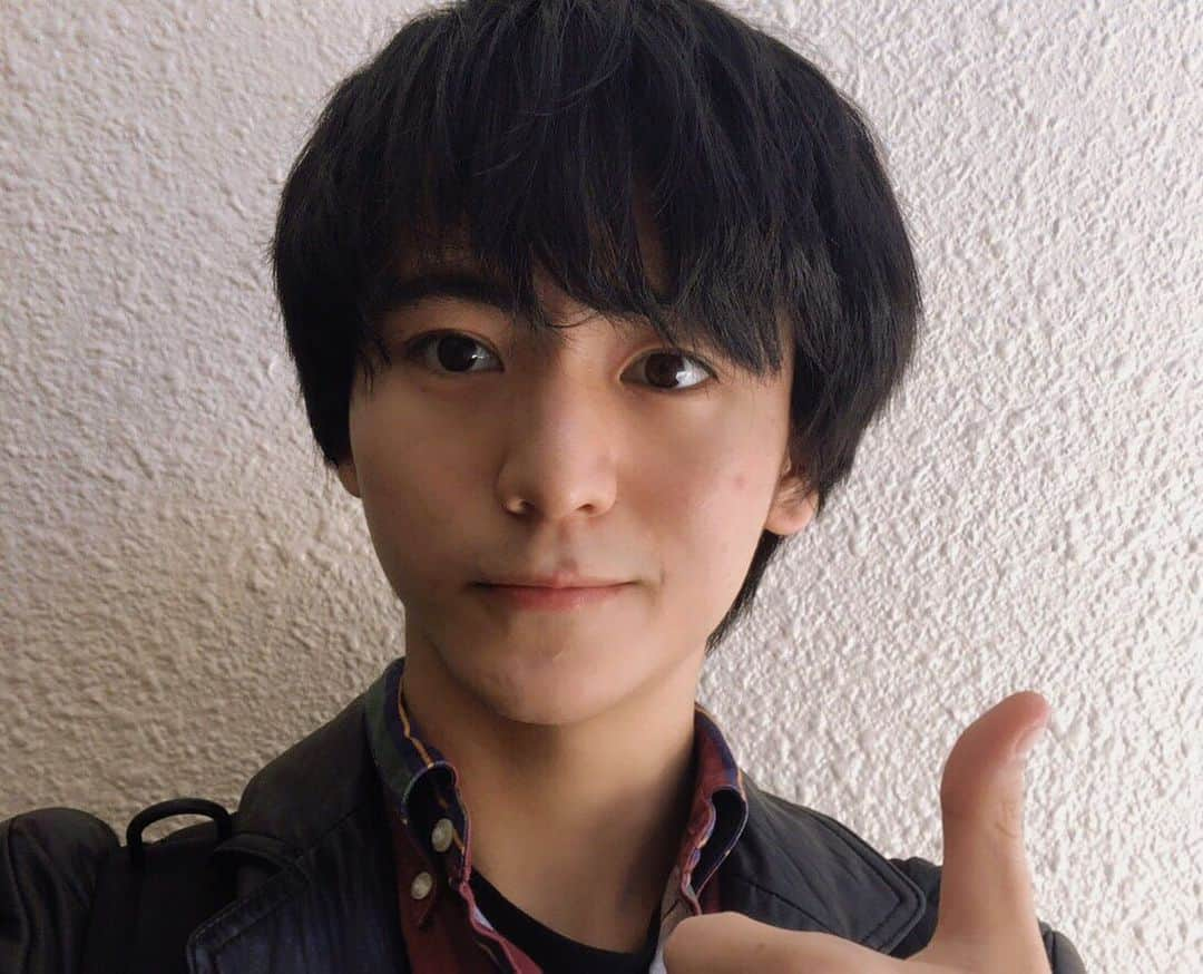 田川隼嗣のインスタグラム：「ハンサムが終わって早一週間 時間が過ぎるのも早いですね(^^; お手紙やコメントなど ありがとうございます！ しっかり届いております。  ハンサムに来ていただいた皆さんに自分のことを少しでも知ってもらうことができ、とても嬉しかったです！ これからも作品を通して感謝を届けられるよう頑張っていきますね^ ^  今日はとある場所で とある撮影をしております。  3月入ったら情報解禁できると思います^ ^  #ひさびさこんなに電車に乗った#電車旅行#仕事だから旅行ではない#少し酔った#今度から酔い止め持ってこ」