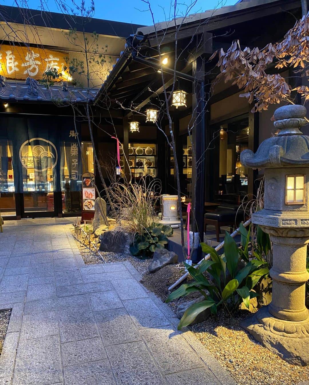 Erenaさんのインスタグラム写真 - (ErenaInstagram)「京都に来たみたいな空間🏯👘🍵 さてさてここは…どこでしょう🤭 つづく⏩ . #京都に来たみたいな気分#落ち着ける空間#和#日本#優雅な時間#囲炉裏」2月24日 20時39分 - o1.erena.1o_