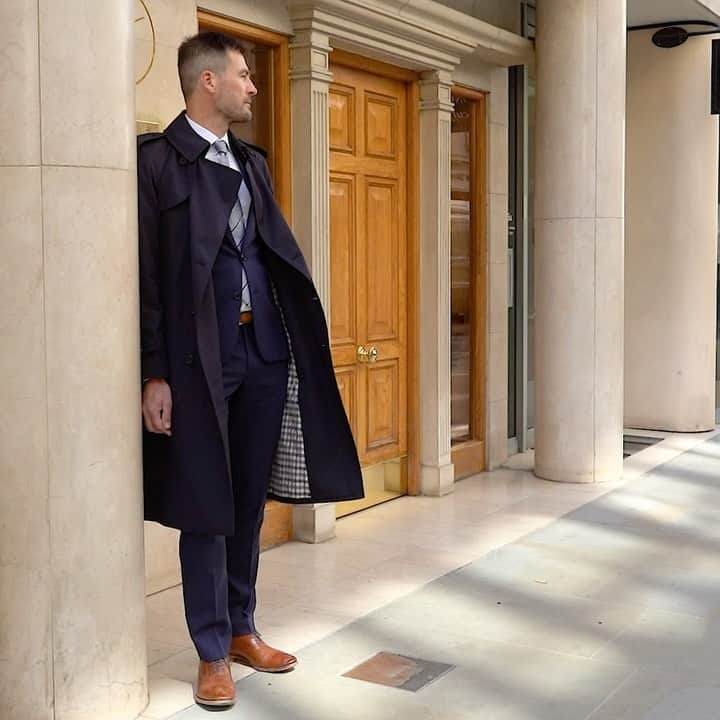 アクアスキュータムのインスタグラム：「The architecture of the trench evolved out of utility; to protect against the weather, or serve its wearer in inhospitable environments. Each of its defining features can be linked with a function, rather than a flourish of a tailor or designer. Tap to buy Bogart Navy #aquascutum」