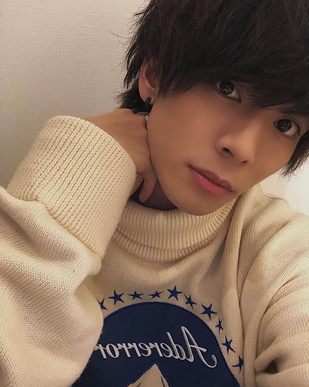 岡田隆之介さんのインスタグラム写真 - (岡田隆之介Instagram)「元気ですかーー！！！ 僕は元気です。 みんなコロナ気をつけてね！！ 僕は相変わらずマイアルコールスプレー持ち歩いて事あるごとにシュッシュしてます。 最近のことはTwitterでよく呟いてるからチェックしてほしいな！！ #adererror」2月24日 20時50分 - ooo_k_