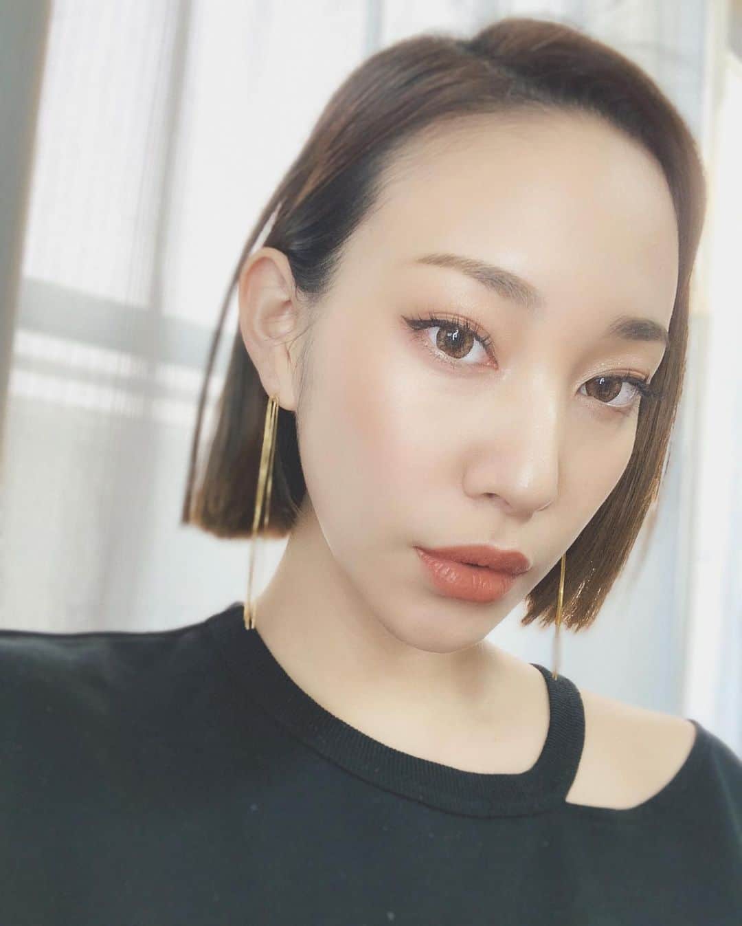 藤本奈月のインスタグラム：「お天気と気分と体調が、珍しくぱちっとハマった日。 久しぶりな感じだったぁ💐 春になってきてるね〜ってまだ2月なんだけどさ😂 個人的に髪の長さと、ピアスの長さのバランスが好き。 揺れ感あるアクセが最近の好み。 . . . #DRESandmore#DRESAccessory#大人可愛い  @dresandmore」