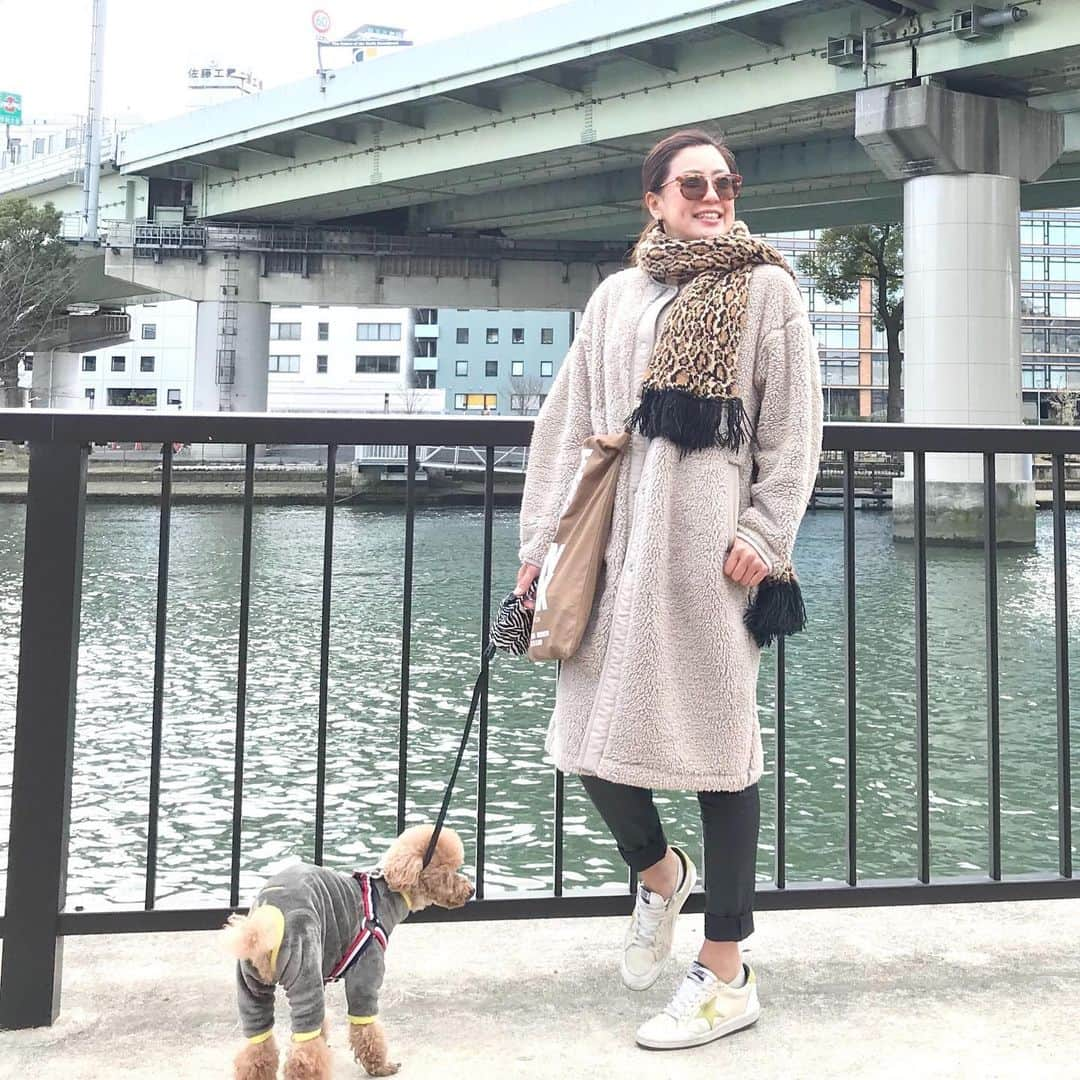 keikobun34のインスタグラム：「・ 昨日のコーデ♡ ・ レイといつものところで お散歩したよ^ ^ ・  #ユニクロ#UNIQLO #ボアフリースノーカラーコート #locari#スナップミー #snapgram_jp  #kaumo_fashion#ootd_kob #スニーカーコーデ#スニ女 #大人カジュアル#シンプルコーデ #カジュアルコーデ #アラフィフ#アラフィフコーデ #アラフィフファッション #アラフォー#アラフォーコーデ #アラフォーファッション #今日のコーデ #40代ファッション #40代コーデ #kufura #大人のuniqlo #大人ユニクロ」