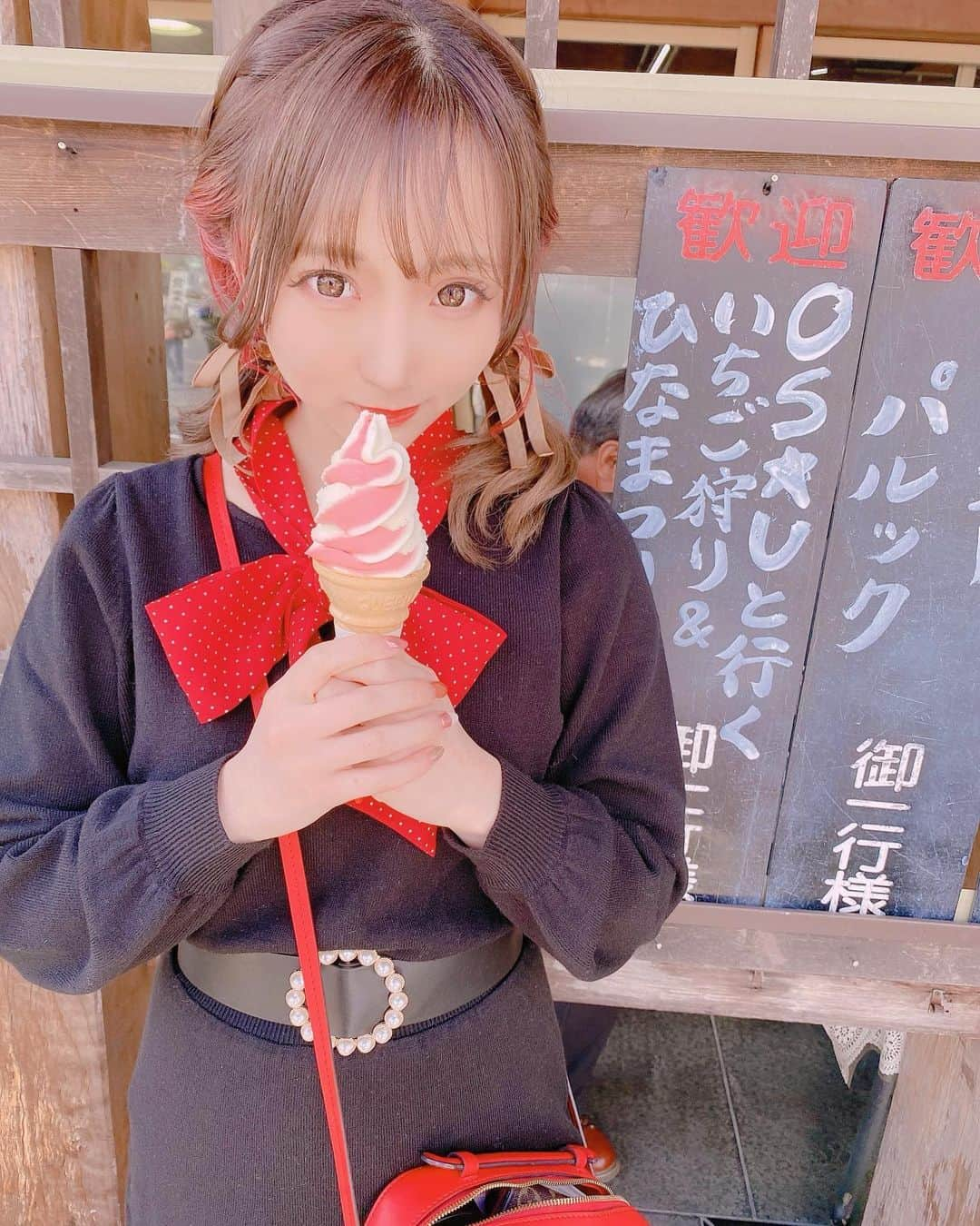 星野麻里愛さんのインスタグラム写真 - (星野麻里愛Instagram)「バスツアーの時の写真が これしかない。笑🍓  #バスツアー#いちご狩り #ティティーアンドコー #三つ編み #三つ編みアレンジ #赤リボン #ピンクインナーカラー #インナーカラーピンク#いちごとまりあ」2月24日 20時53分 - maria.pink28