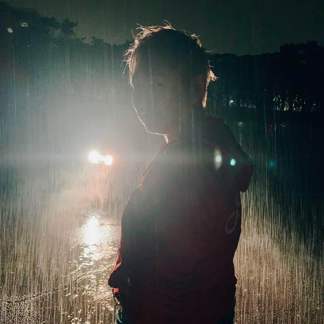 長与千種さんのインスタグラム写真 - (長与千種Instagram)「夜の雨に叫ぶ程 夢はカタチとなっていく…。 #雨粒  #叫ぶ #まってるような #夢なんか　#いらないし #あたってくだけろ精神」2月24日 20時53分 - chigusanagayo