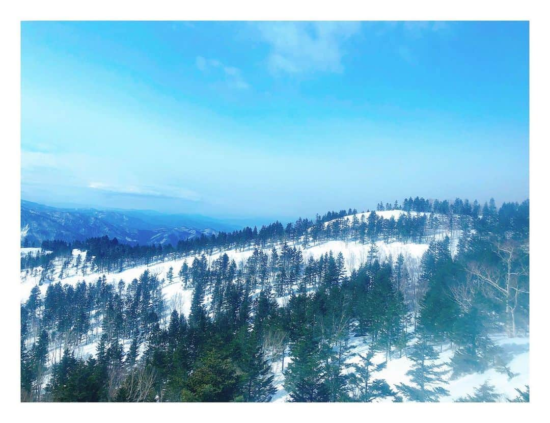 TAKUYAのインスタグラム：「長野２日間の旅🏂 なかなかハードな旅でしたが、行けてよかったです🐼 知らん間にポカリスエットのCMみたいなん撮れてた🙌 魚のウェアのコメントいただいてましたが、 来シーズンはもっと身軽な魚🐟を探しております。笑 #長野#スノボー#スキー#ウィンタースポーツ#ナイター#志賀高原#スキー場#ゲレンデ #山#雪山#フォト#雪#夜#写真#volcom#ポカリ #Qyoto#bass#takuya」