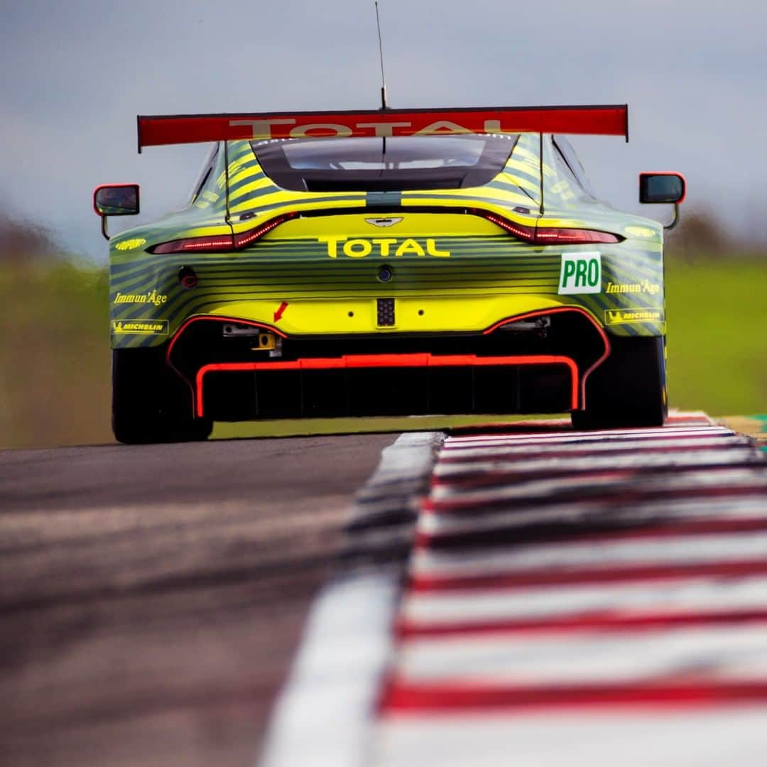 アストンマーチンさんのインスタグラム写真 - (アストンマーチンInstagram)「Mirror image.  The technology that powers Vantage’s great performances on the track is used to provide a fantastic experience behind the wheel of our road-going model.  #Vantage  #AstonMartin #BeautifulWontBeTamed」2月24日 21時00分 - astonmartin