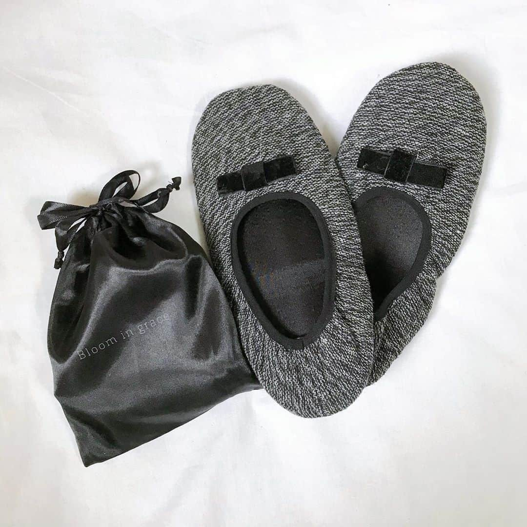 3COINSさんのインスタグラム写真 - (3COINSInstagram)「❋ slippers ❋⠀ ⠀ ⠀ ⠀ 携帯スリッパ⠀ (約)22.5~24.5cm⠀ ⠀ 各 300円(税込330円)⠀ ⠀ ⠀ ⠀ 卒園・卒業式やご旅行にオススメ◎⠀ ⠀ ⠀ ららぽーとTOKYO-BAY店Rumi(@3coins_tokyobay.rumi )がご紹介です🌟⠀ ⠀ ⠀ ⠀ ✎*。＿＿＿＿＿＿＿＿＿＿＿＿＿＿＿＿＿＿＿＿＿⠀ ⠀ ⠀ 🌸オススメアイテム🌸﻿⠀ ﻿⠀ ﻿⠀ ﻿⠀ ☑︎折りたたみスリッパ ﻿⠀ 左から、ロゴベージュ、ツイード、サテンブラック﻿⠀ ﻿⠀ サイズ..約22.5〜24.5cm﻿⠀ ﻿⠀ ¥300 (税込¥330)﻿⠀ ﻿⠀ ﻿⠀ ﻿⠀ 折りたたんでコンパクトに⋆*﻿⠀ 巾着も付いているので持ち運びに便利です⭐︎﻿⠀ ﻿⠀ ﻿⠀ ﻿⠀ 卒業、卒園、入学、入園シーズンに🌸﻿⠀ また旅行にも﻿⠀ 機内やホテルで使用するのもオススメです✈︎✈︎✈︎﻿⠀ ﻿⠀ ﻿⠀ ﻿⠀ 人気アイテムなので﻿⠀ 今のうちにぜひゲットしてください☺️﻿⠀ ﻿⠀ ﻿⠀ ﻿⠀ ※店舗により在庫状況が異なります﻿⠀ お近くの店舗までお問い合わせください﻿⠀ ﻿⠀ ﻿⠀ ﻿⠀ #3COINS#スリーコインズ#スリコ#ららぽーと﻿⠀ #ららぽーとtokyobay#船橋#船橋市#南船橋﻿⠀ #スリッパ#折りたたみスリッパ﻿#卒業#卒園#入学#入園⠀ #入学準備#入園準備#フォーマルコーデ﻿#ママコーデ⠀ #大人可愛い#携帯スリッパ#持ち運び便利#便利グッズ⠀ #便利アイテム#旅行#旅行準備#機内﻿#コンパクト⠀ #プチプラ雑貨#プチプラ#300円﻿ ﻿⠀」2月24日 21時00分 - 3coins_official