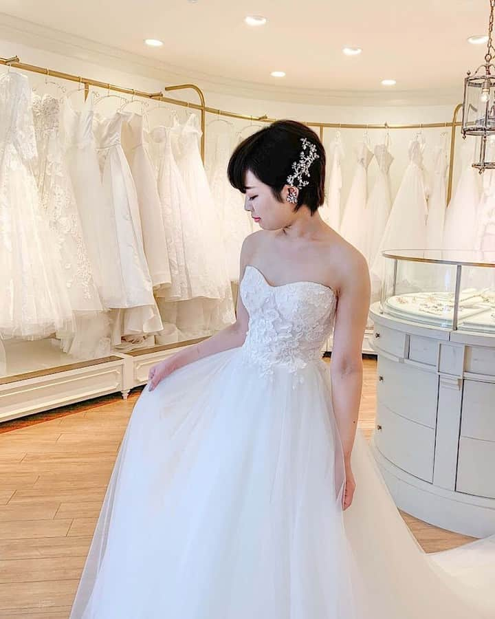 Dresses (ドレッシーズ)さんのインスタグラム写真 - (Dresses (ドレッシーズ)Instagram)「コーディネートのポイントや詳細は　@dresses_weddingdressホーム画面URLへ。⠀⠀⠀ シンプルでラグジュアリーなRIVINIのウェディングドレス✨⠀ ドレスレンタル30％OFF！期間限定です！！⠀⠀⠀ 詳細はDMにてお問い合わせください💌⠀⠀⠀⠀⠀⠀ ⠀ ----------------------------------------⠀ ウェディングドレス:03-20321⠀ ドレスブランド: @ritavinieris⠀ イヤリング:07-8773⠀ ヘッドアクセサリー:05-8613⠀ ⠀ こちらのドレスは⠀⠀⠀⠀⠀⠀⠀⠀⠀⠀ @thesweetcollection_by_juno のドレスです⠀ -----------------------------------------⠀ <お問い合わせ>⠀ 💌@dresses_weddingdress へDM⠀ 📞 0120-791-249⠀ ご試着予約やレンタル価格など、お気軽にお問い合わせください。⠀ -----------------------------------------⠀ .⠀ コーディネートのポイントや詳細は⠀ @dresses_weddingdressホーム画面URLへ。⠀ *⠀ その他の @ritavinieris のドレスは⠀ #rivini_dresses よりご覧いただけます。⠀ *⠀ 素敵だと思ったら、写真をダブルタップ✨⠀ プレ花&卒花さまの素敵なお写真をご紹介します✨⠀ 《 #ドレッシーズ花嫁 》を付けて、投稿してくださいね。⠀ ⠀ #ドレッシーズ#リヴィニ#アットホームウェディング#レースウェディングドレス#rivinibridal#rivinibride#3Dフラワードレス#低身長花嫁#熊本花嫁#関東花嫁#刺繍ドレス#レースドレス#大人花嫁#アラサー花嫁#신부# #리허설촬영  #bridal #新娘#婚宴#婚纱礼服#チュールドレス#ゲストハウスウェディング#ナチュラルドレス#ハートシェイプドレス」2月24日 21時01分 - dresses_weddings