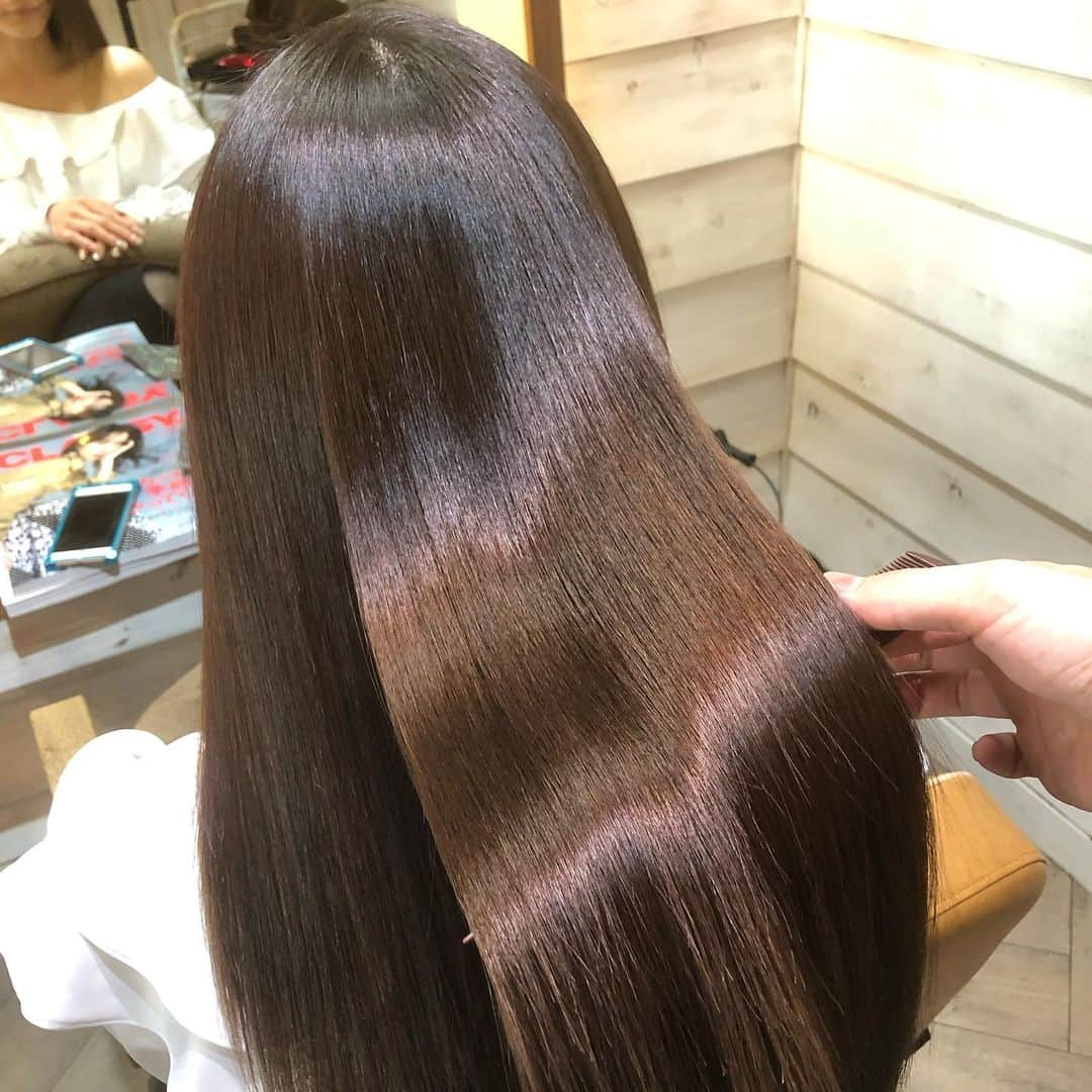 青山千夏さんのインスタグラム写真 - (青山千夏Instagram)「またヘアーサロンI'M @suzuki_hairsalon_im でサイエンスアクアをやってもらってきたよ〜🥰❤️ 日頃のダメージ(ドライヤーとかコテ)でパサパサになった毛先が生き返ってサラサラになった🥺✨ . シリコンで表面に艶を出すようなトリートメントじゃなくて、素の髪に戻して髪の毛本来の艶を取り戻してくれるようなトリートメントだから、やる度に綺麗になる👼✨ . 半年以上前にヘアカラーはやめて、地毛の黒髪で綺麗に伸ばしていきたいから、今後もサイエンスアクアを繰り返しやるつもりです💄✨ . 鈴木さん今回もありがとうございました🙏✨ . . . . . #ヘアーサロンIM #草加市美容室 #獨協大学前美容室 #サイエンスアクア #美髪チャージ #ヘアケア #元ヘルニア美容師 #美髪 #美髪ケア #美髪サロン #美髪トリートメント」2月24日 21時12分 - chinatsu_aoyama0819