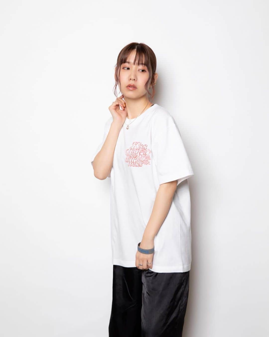 SCANDALさんのインスタグラム写真 - (SCANDALInstagram)「SCANDAL WORLD TOUR 2020 "Kiss from the darkness" GOODS  Kiss from the darkness T-shirt(WHITE)  SIZE:S/M/L/XL ※写真はMサイズ着用 ¥3,000(+TAX)  #scandal #kftd」2月24日 21時13分 - scandal_band_official