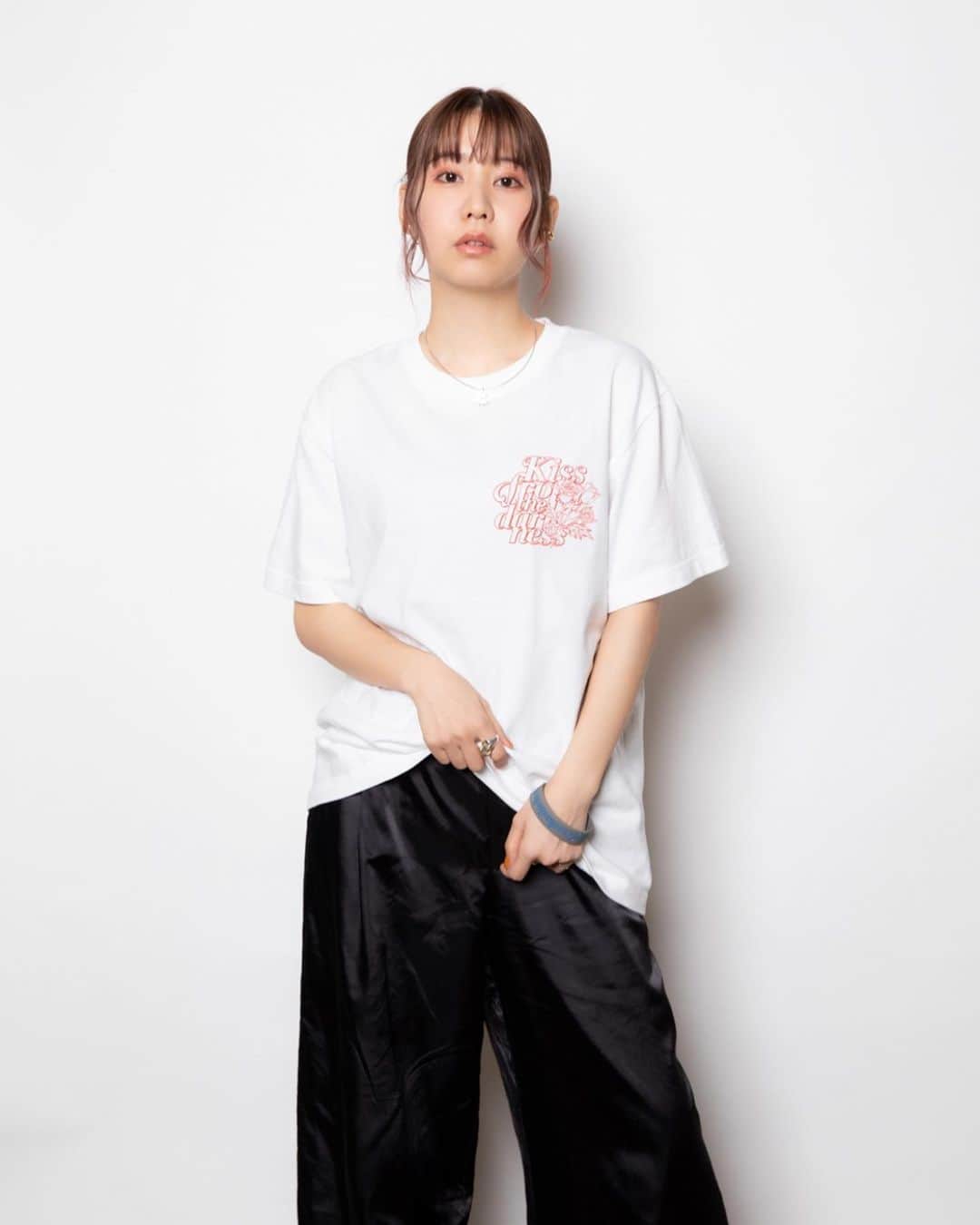 SCANDALさんのインスタグラム写真 - (SCANDALInstagram)「SCANDAL WORLD TOUR 2020 "Kiss from the darkness" GOODS  Kiss from the darkness T-shirt(WHITE)  SIZE:S/M/L/XL ※写真はMサイズ着用 ¥3,000(+TAX)  #scandal #kftd」2月24日 21時13分 - scandal_band_official