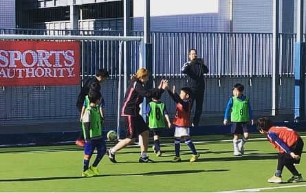 丸山桂里奈さんのインスタグラム写真 - (丸山桂里奈Instagram)「昨日のおはなし。 昨日は昼間はサッカー教室でした⚽️イオンモール幕張新都心で開催でした。低学年、高学年に分かれて２回ありました。 子供たちはとても元気で、私が元気をいただき、そして行くたび行くたびに思うのはとにかくみんな上手くなるのが早いということです。毎回サッカー教室に参加してくれる子は覚えているので、なんだかほんとうに筋肉ももちろん喜んでます🤭🌈 いつもみんなとサッカーをすると、サッカーていいな。素晴らしいなて感じます。丸い地球に、丸いボール。人間が本能で集まる丸。それも当たり前じゃありませんね🙋‍♀️🙋‍♀️🙋‍♀️ スタッフ関係者のみなさま、ありがとうございました😊  #イオンモール幕張新都心 #スポーツオーソリティ #サッカー教室 #金子コーチ入籍おめでとう #いつも一緒にやっているコーチです #わたなべコーチ不在  #笛木さんいつもありがとうございます #皆さまありがとうございます #ご参加いただいた子供達のみなさま #ご父兄のみなさまありがとうございました #引き続きよろしくお願いします #いい意味で #インスタバエ」2月24日 21時05分 - karinamaruyama