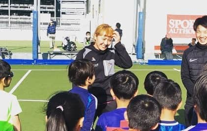 丸山桂里奈さんのインスタグラム写真 - (丸山桂里奈Instagram)「昨日のおはなし。 昨日は昼間はサッカー教室でした⚽️イオンモール幕張新都心で開催でした。低学年、高学年に分かれて２回ありました。 子供たちはとても元気で、私が元気をいただき、そして行くたび行くたびに思うのはとにかくみんな上手くなるのが早いということです。毎回サッカー教室に参加してくれる子は覚えているので、なんだかほんとうに筋肉ももちろん喜んでます🤭🌈 いつもみんなとサッカーをすると、サッカーていいな。素晴らしいなて感じます。丸い地球に、丸いボール。人間が本能で集まる丸。それも当たり前じゃありませんね🙋‍♀️🙋‍♀️🙋‍♀️ スタッフ関係者のみなさま、ありがとうございました😊  #イオンモール幕張新都心 #スポーツオーソリティ #サッカー教室 #金子コーチ入籍おめでとう #いつも一緒にやっているコーチです #わたなべコーチ不在  #笛木さんいつもありがとうございます #皆さまありがとうございます #ご参加いただいた子供達のみなさま #ご父兄のみなさまありがとうございました #引き続きよろしくお願いします #いい意味で #インスタバエ」2月24日 21時05分 - karinamaruyama