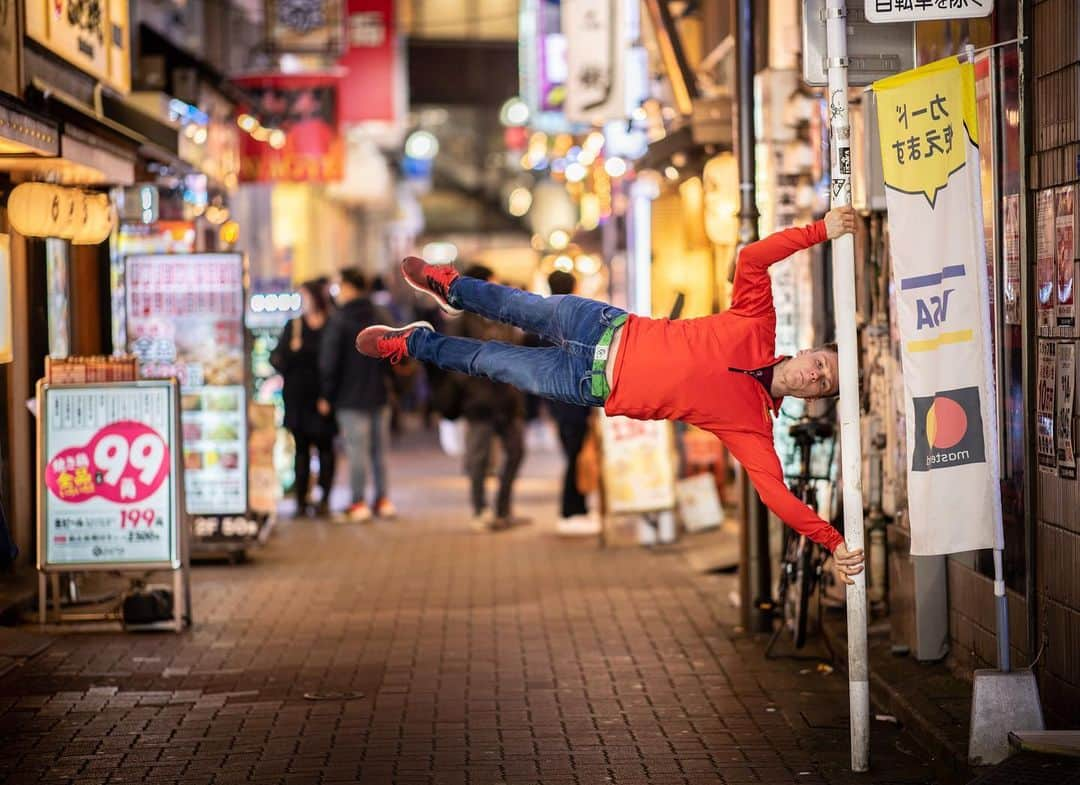 アレックス・メゴスさんのインスタグラム写真 - (アレックス・メゴスInstagram)「Late night workout here in Shinjuku...😁💪🏼 #stylefirst #carrotsforpower」2月24日 21時10分 - alexandermegos