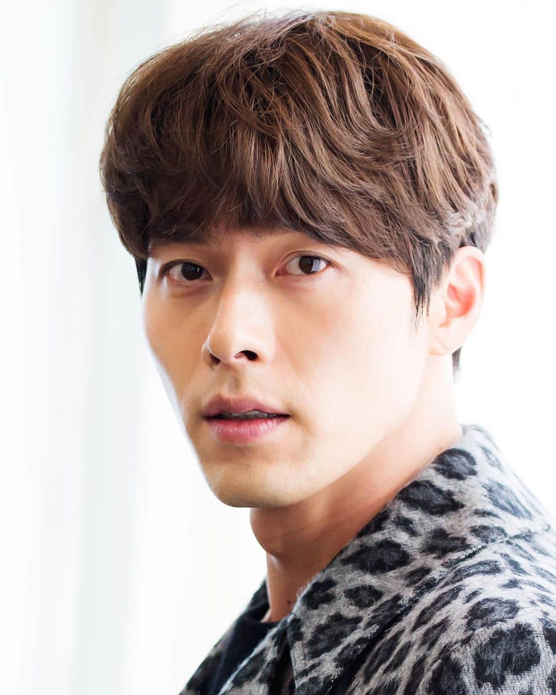 ヒョンビンのインスタグラム：「[2017.01 - Confidential Assignment promo] Do you like this long fringe hairstyle on HB? —— #hyunbin #현빈 #ヒョンビン #玄彬」